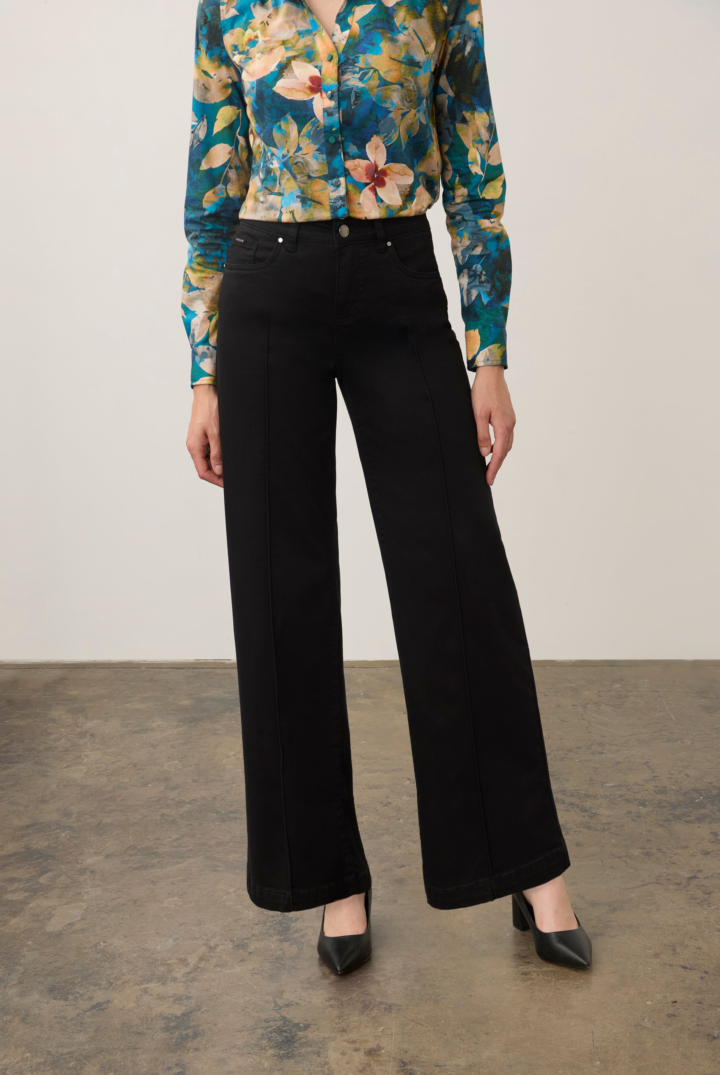 Front view of black pull-on wide leg pants with front pocket detail by French Dressing Jeans (FDJ) par French Dressing Jeans (FDJ)