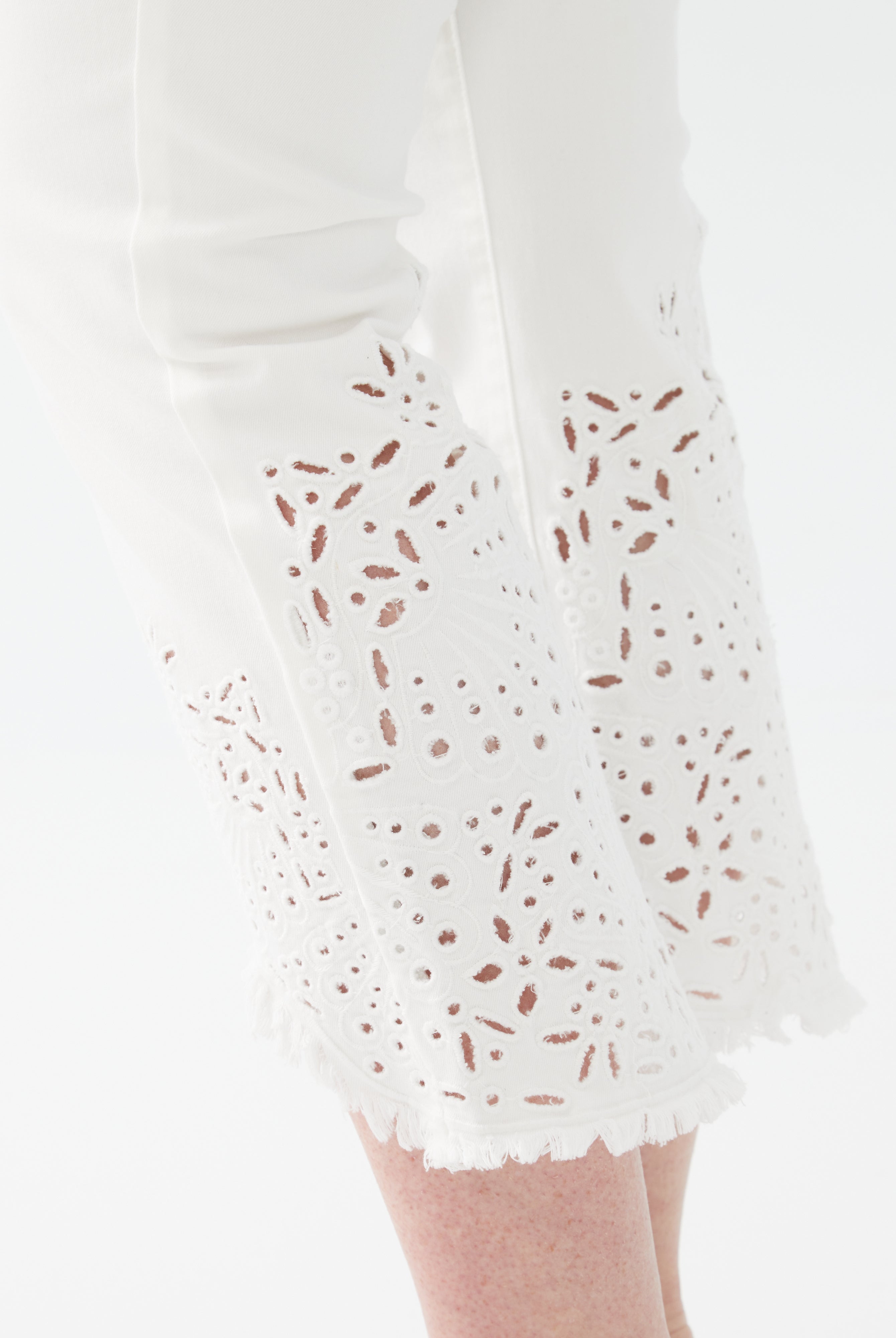 PULL-ON STRAIGHT CROP