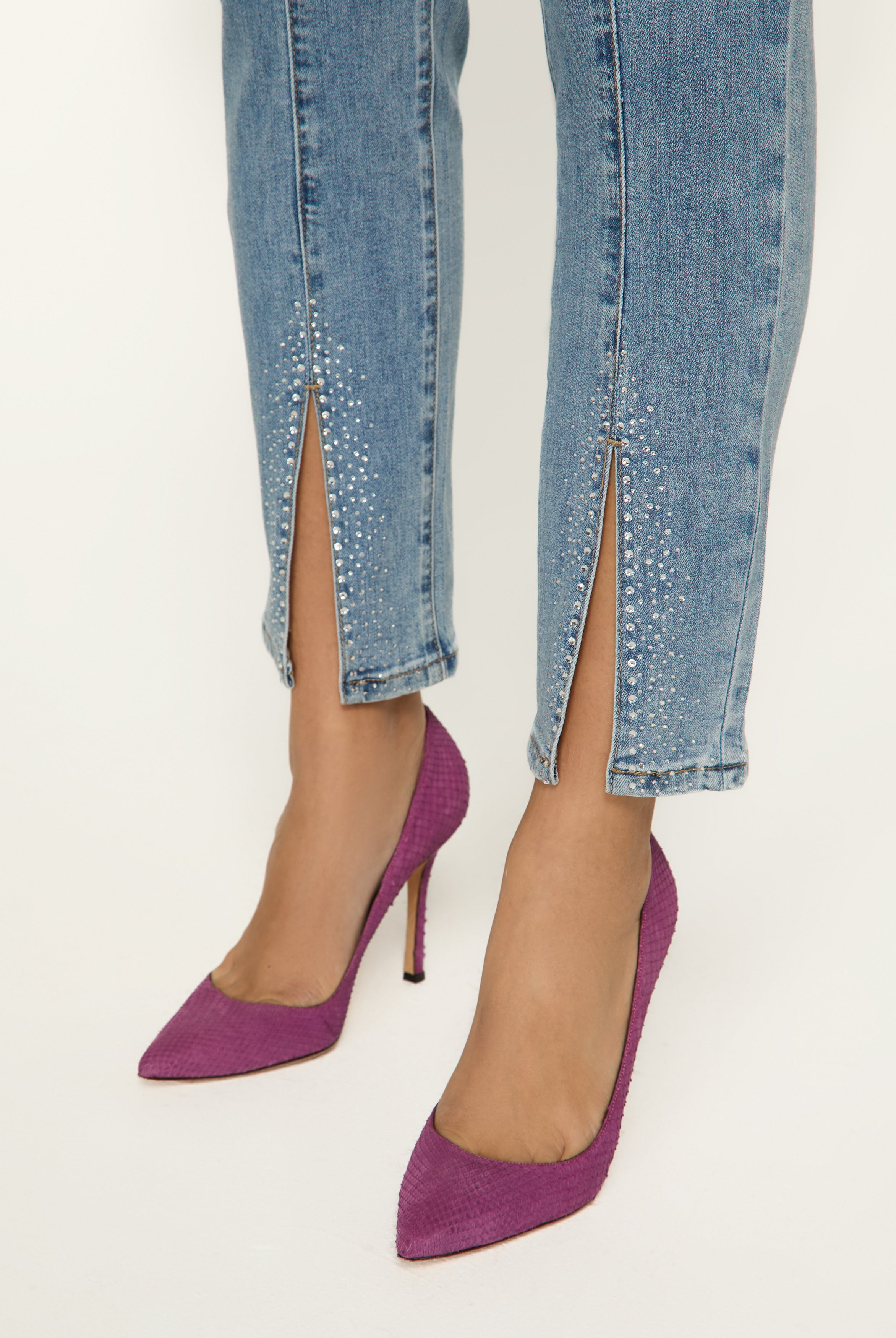 Pull-on pencil ankle