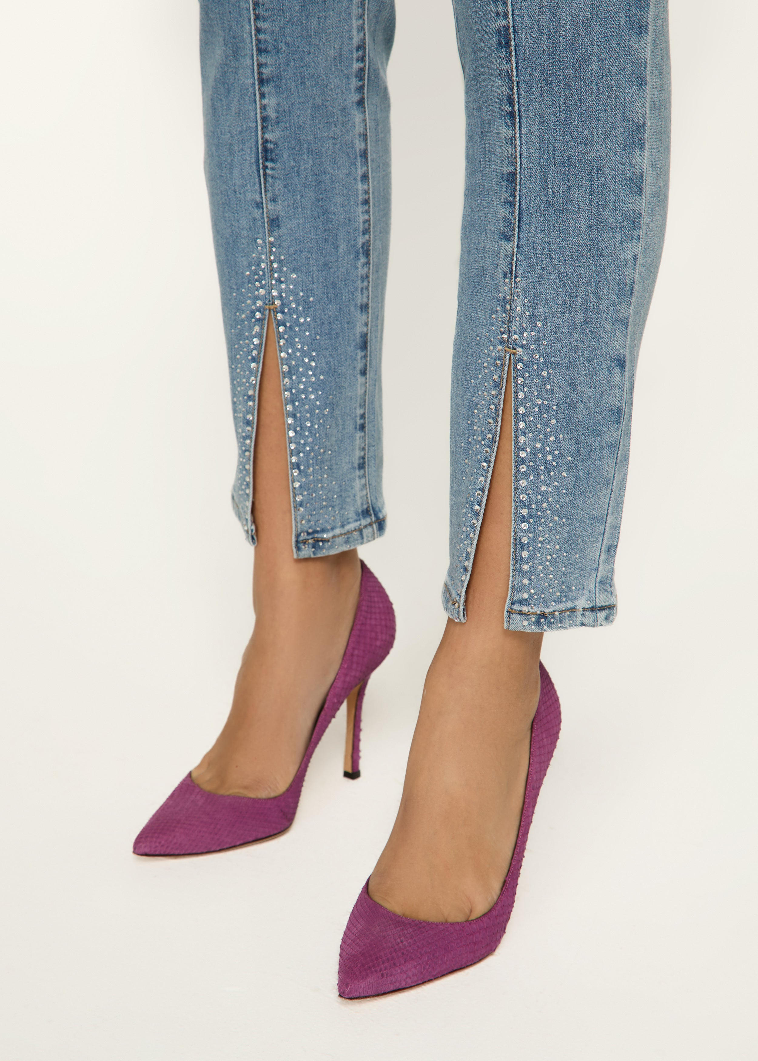 Pull-on pencil ankle