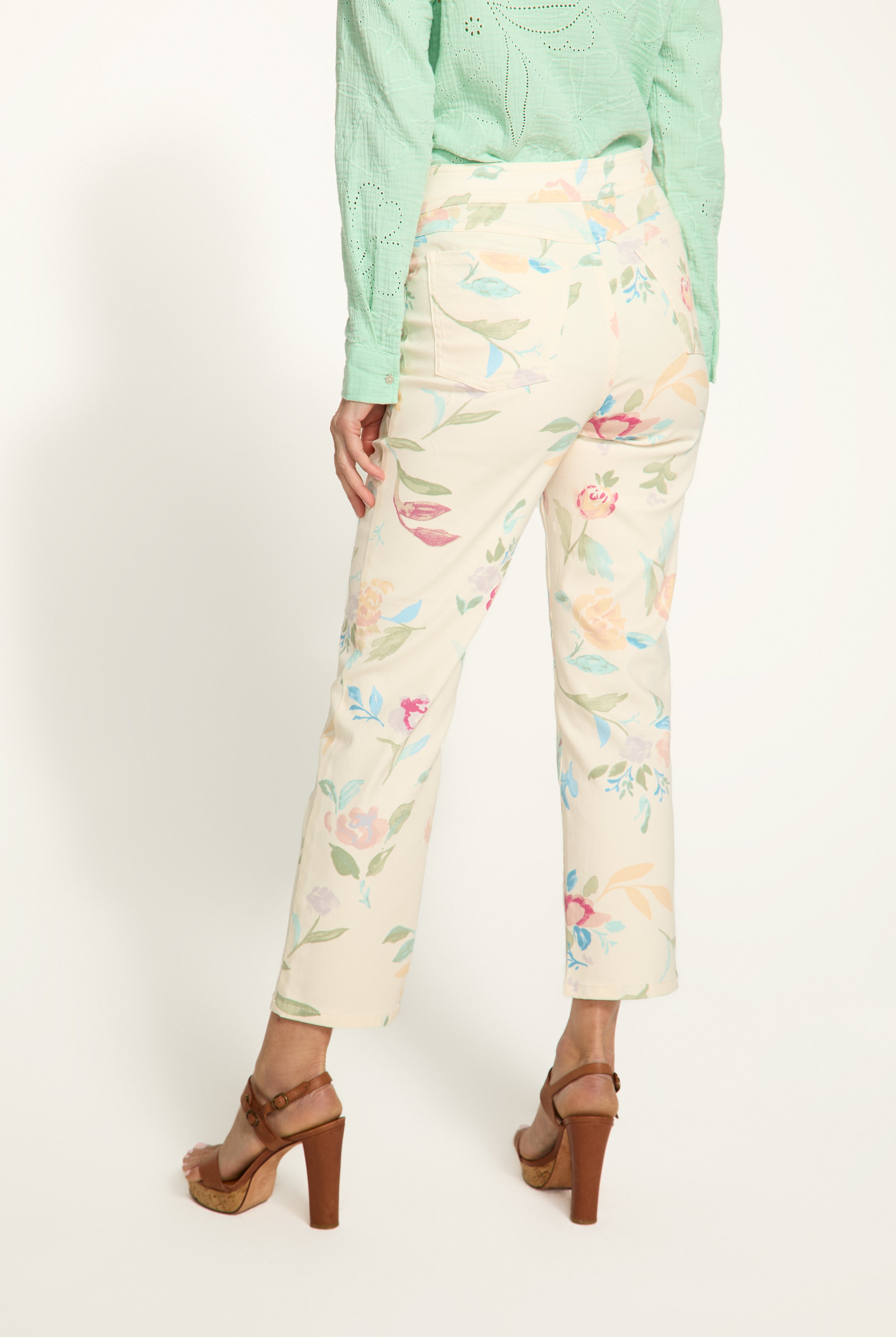 Pull-on straight crop