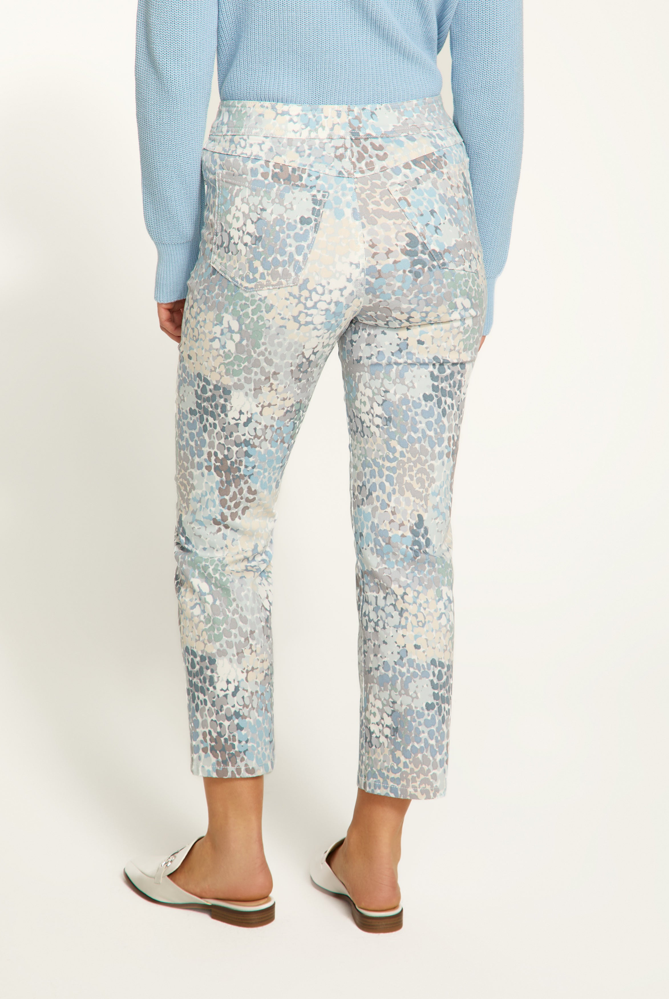 Pull-on straight crop