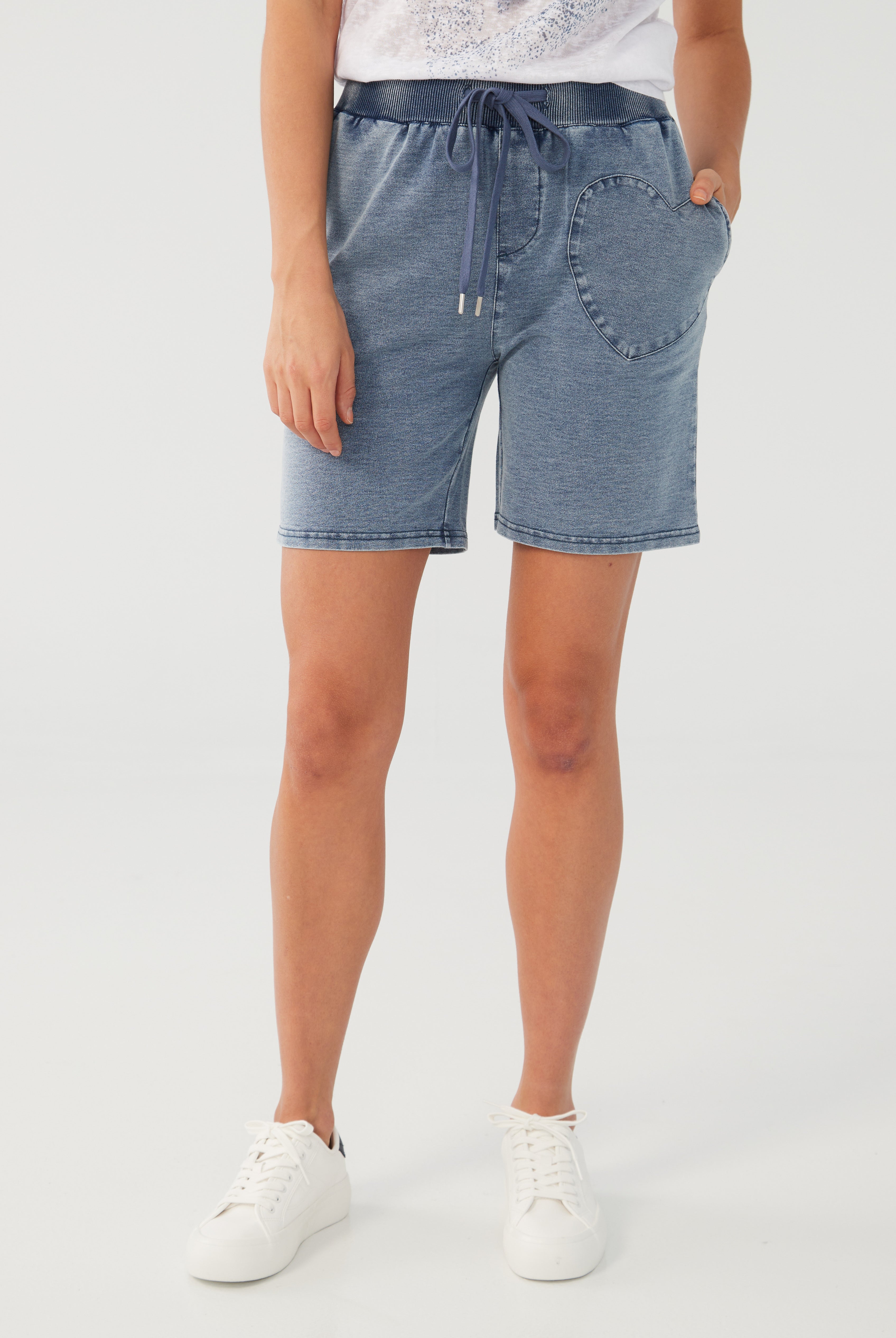 PULL ON SHORT WITH SELF APPLIQUE