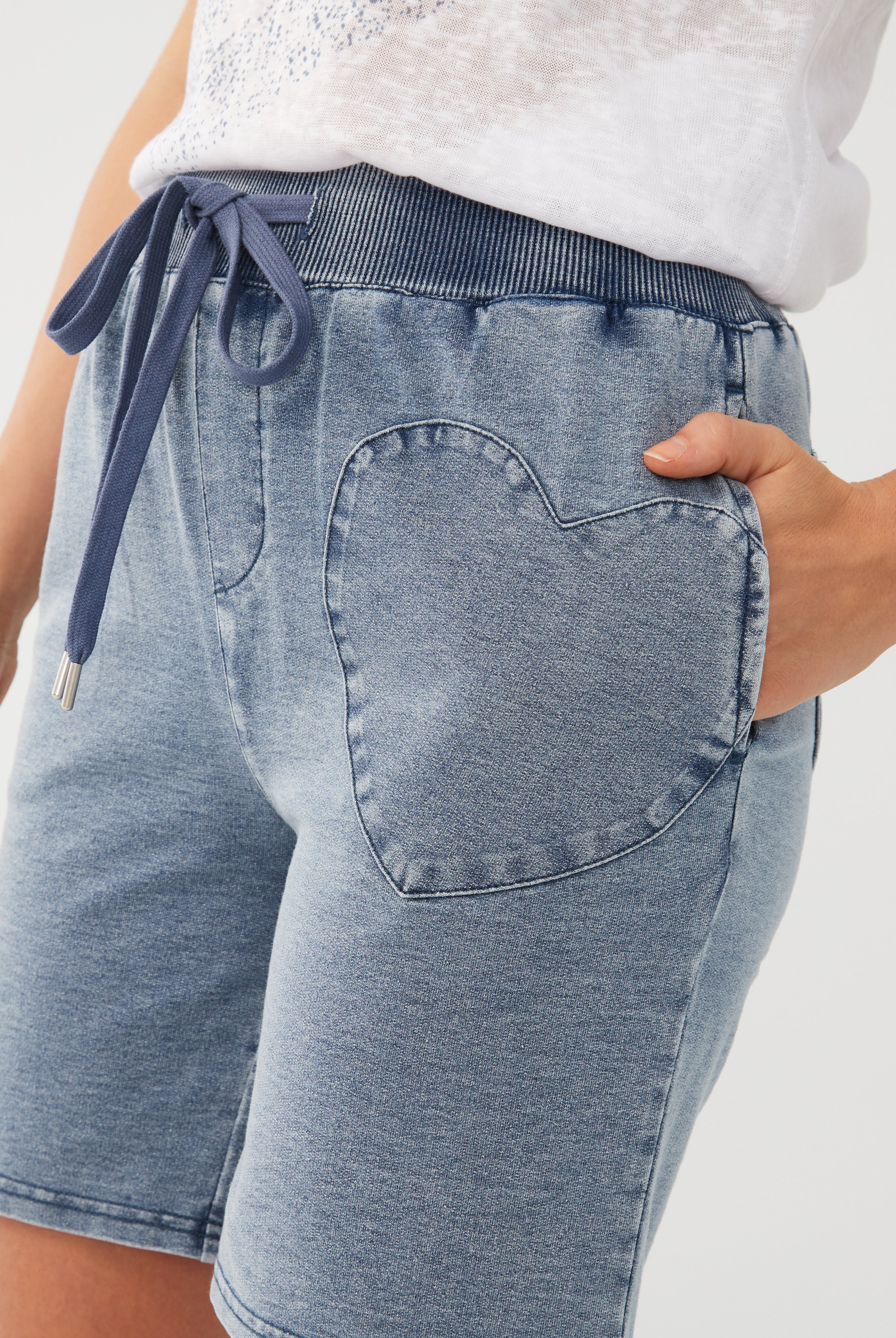 PULL ON SHORT WITH SELF APPLIQUE