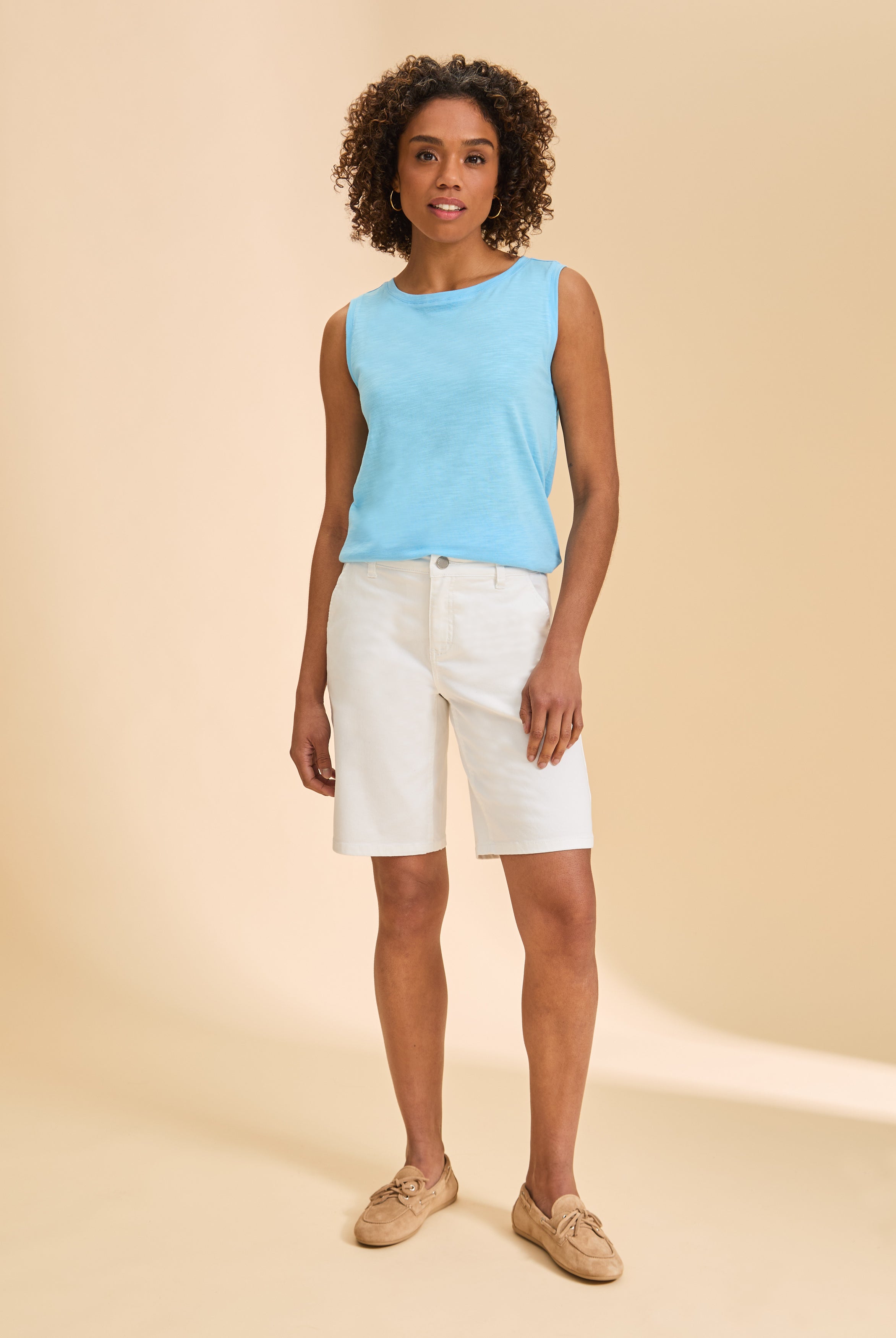 Front view of Petite Suzanne shorts in white, highlighting straight-leg cut by French Dressing Jeans (FDJ)