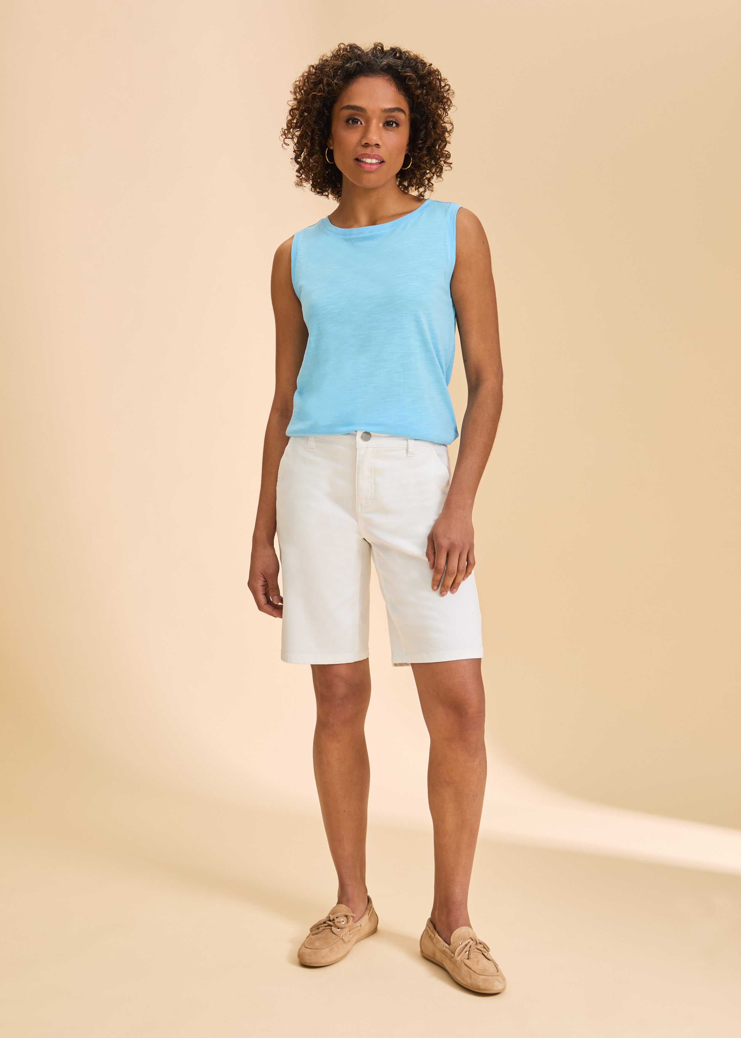 Front view of Petite Suzanne shorts in white, highlighting straight-leg cut by French Dressing Jeans (FDJ)