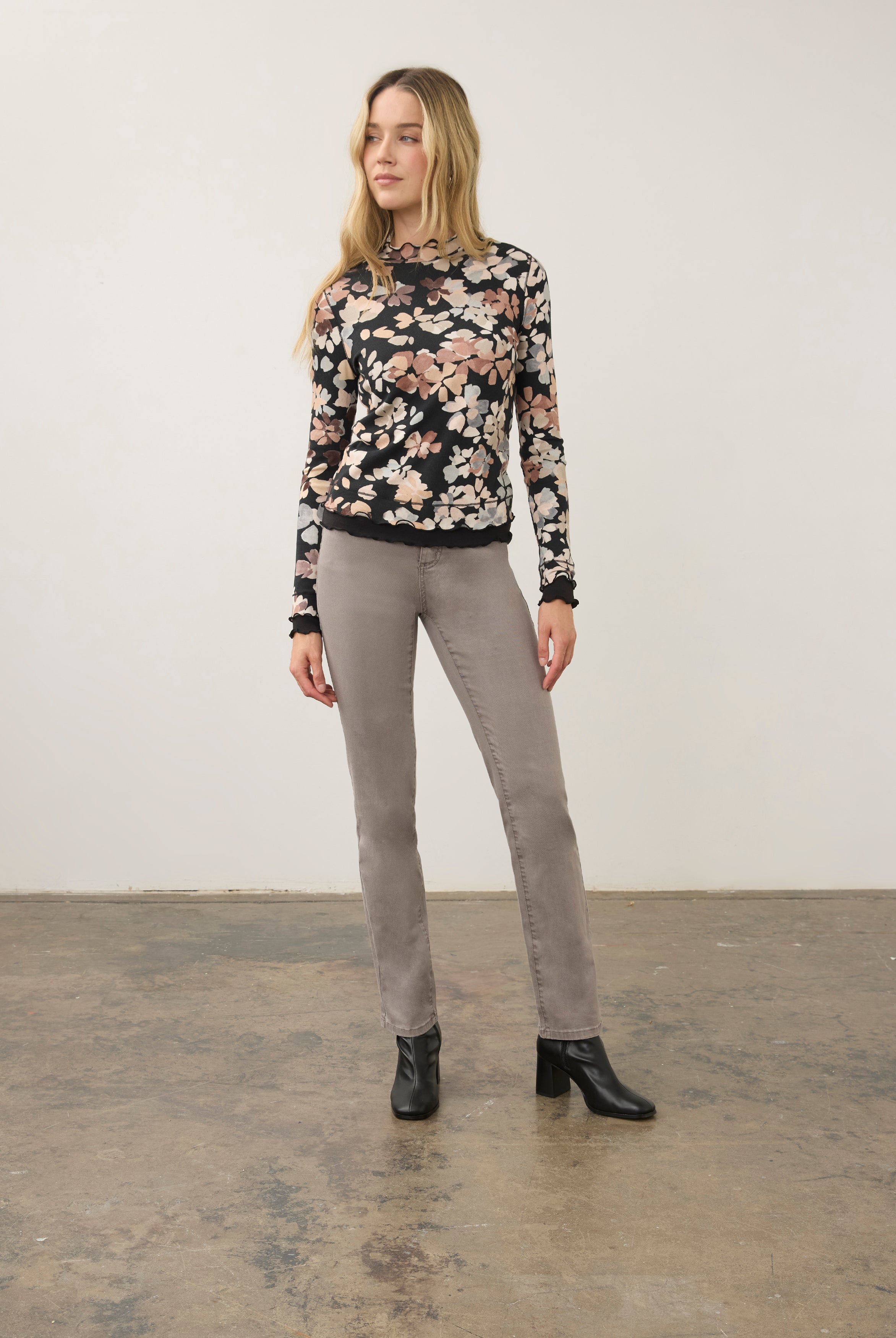 Full view of grey straight ankle denim paired with floral top by French Dressing Jeans (FDJ) par French Dressing Jeans (FDJ)