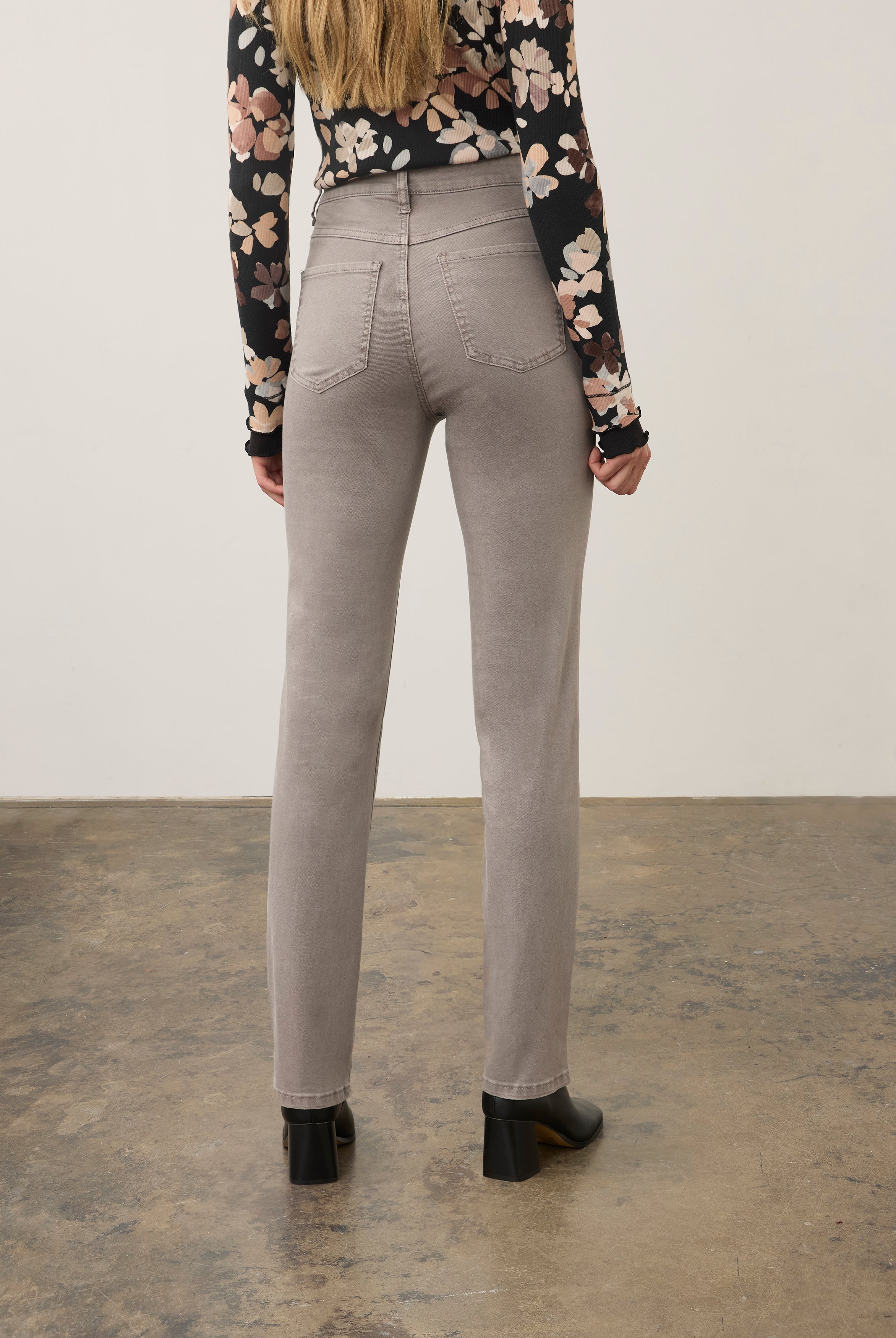 Back view of grey straight ankle denim featuring patch pockets by French Dressing Jeans (FDJ) par French Dressing Jeans (FDJ)