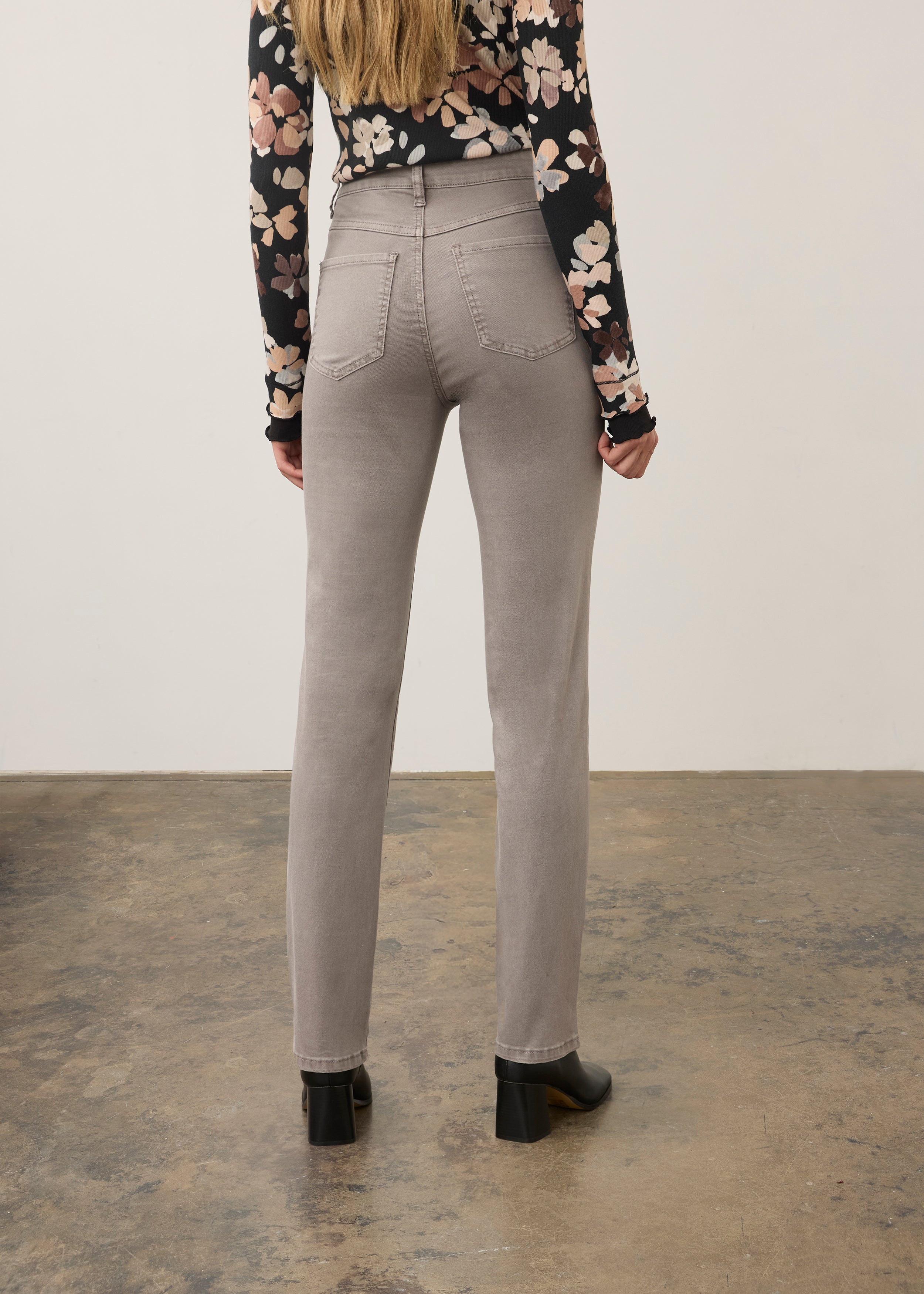 Back view of grey straight ankle denim featuring patch pockets by French Dressing Jeans (FDJ) par French Dressing Jeans (FDJ)