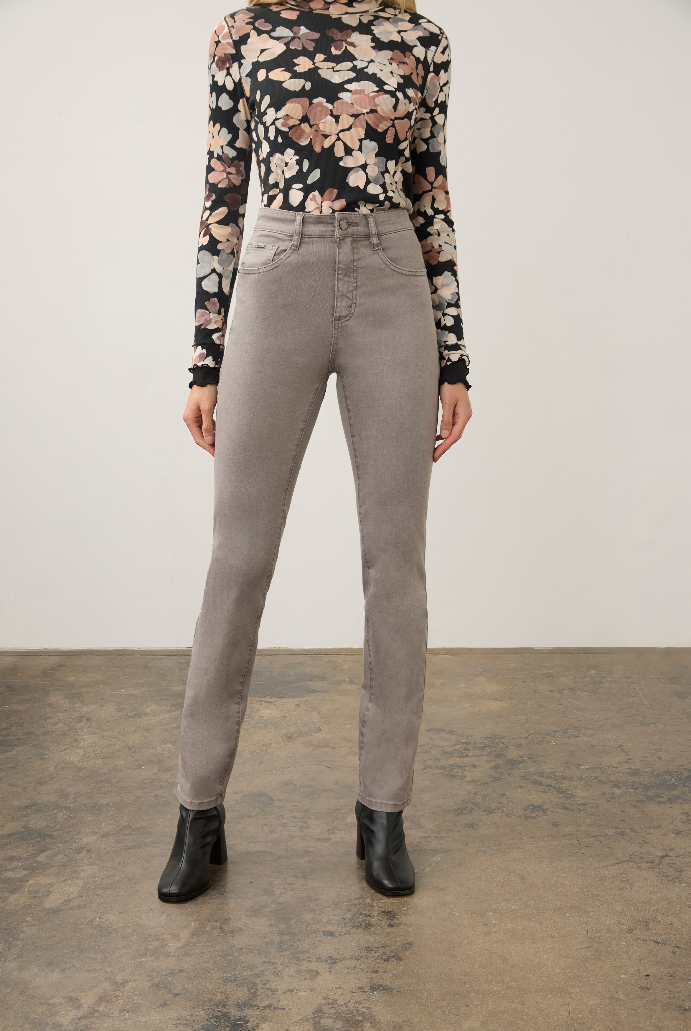 Front view of grey straight ankle denim with mid-rise pull-on design by French Dressing Jeans (FDJ) par French Dressing Jeans (FDJ)