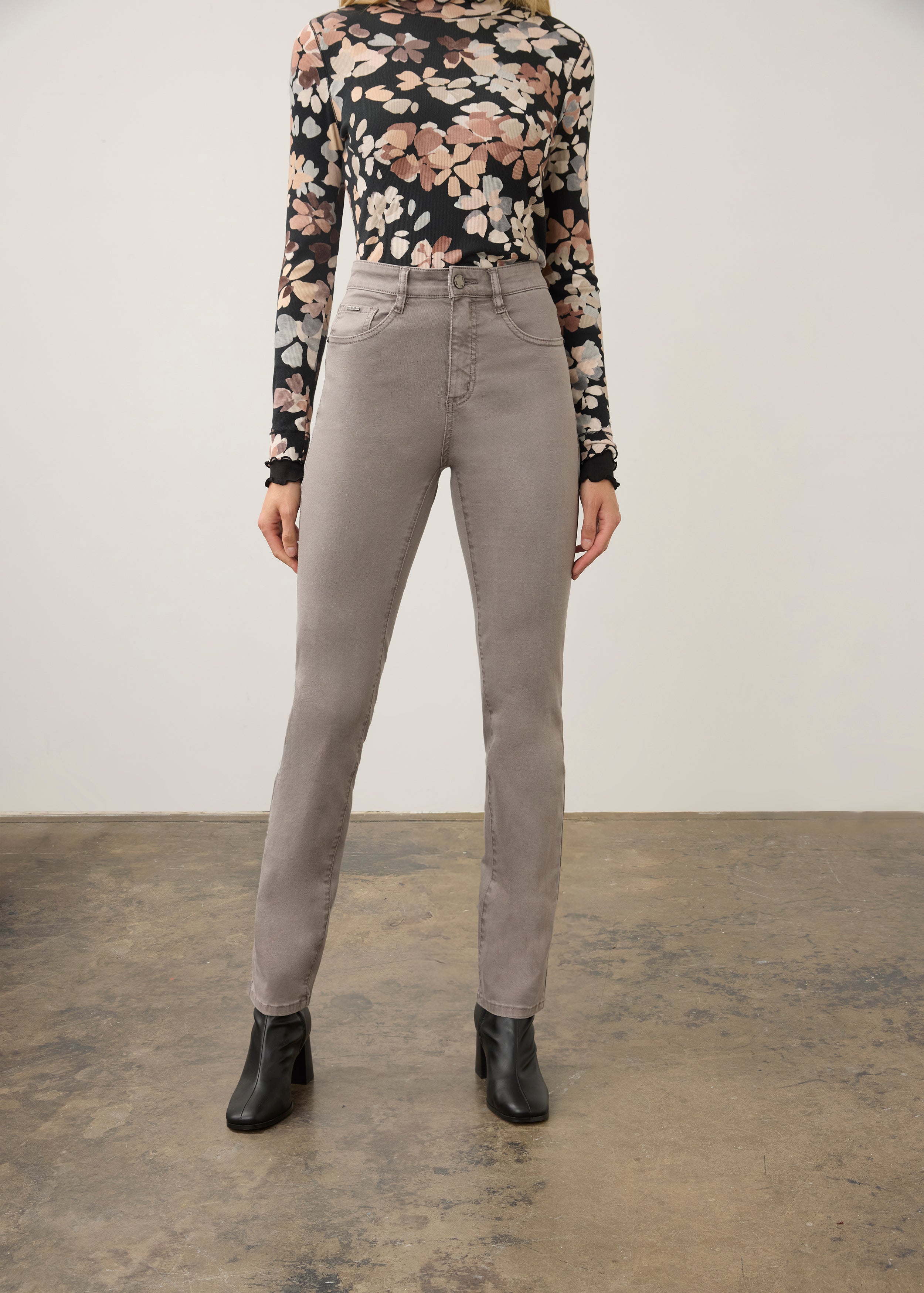 Front view of grey straight ankle denim with mid-rise pull-on design by French Dressing Jeans (FDJ) par French Dressing Jeans (FDJ)