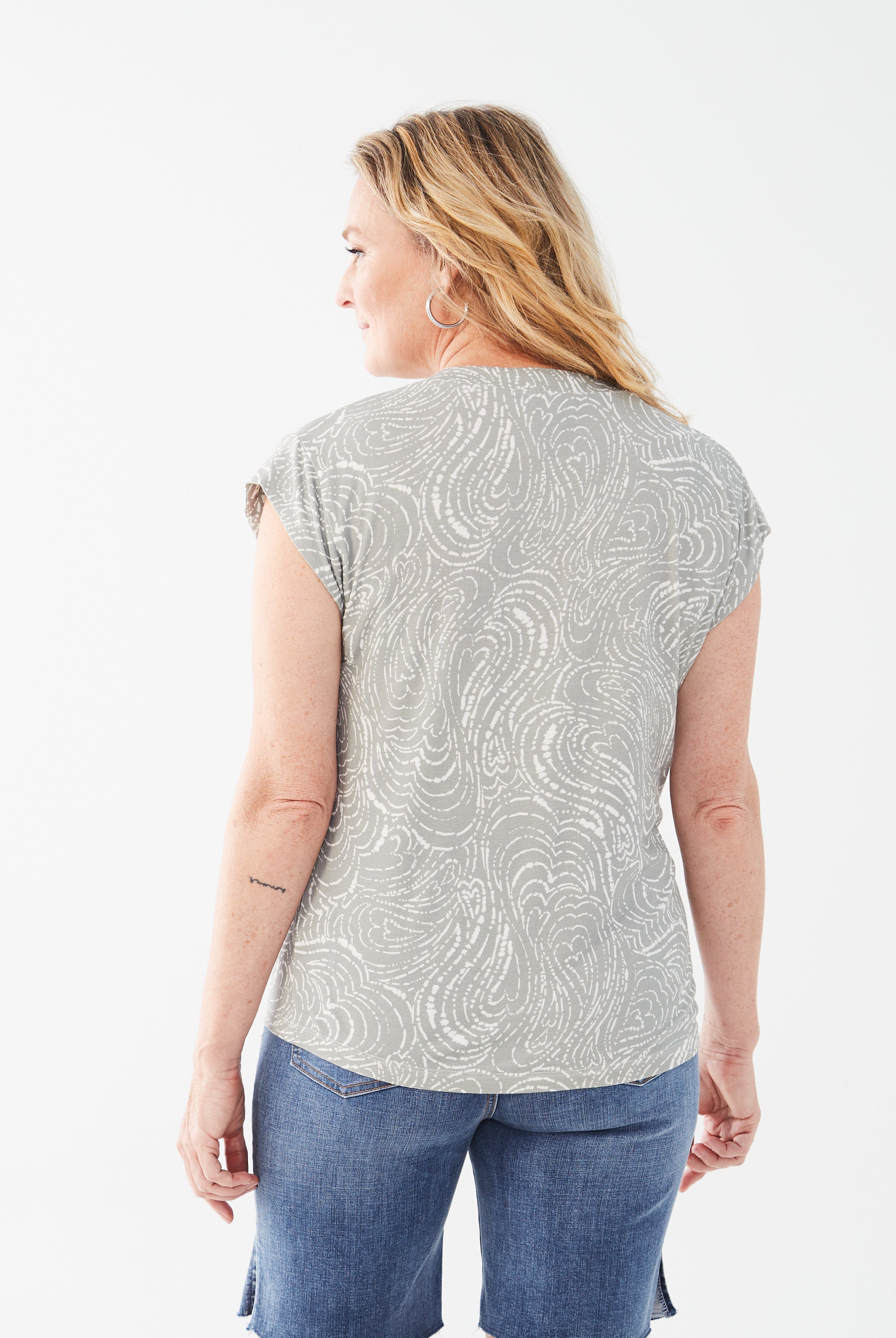 PRINTED CAP SLEEVE V-NECK TOP