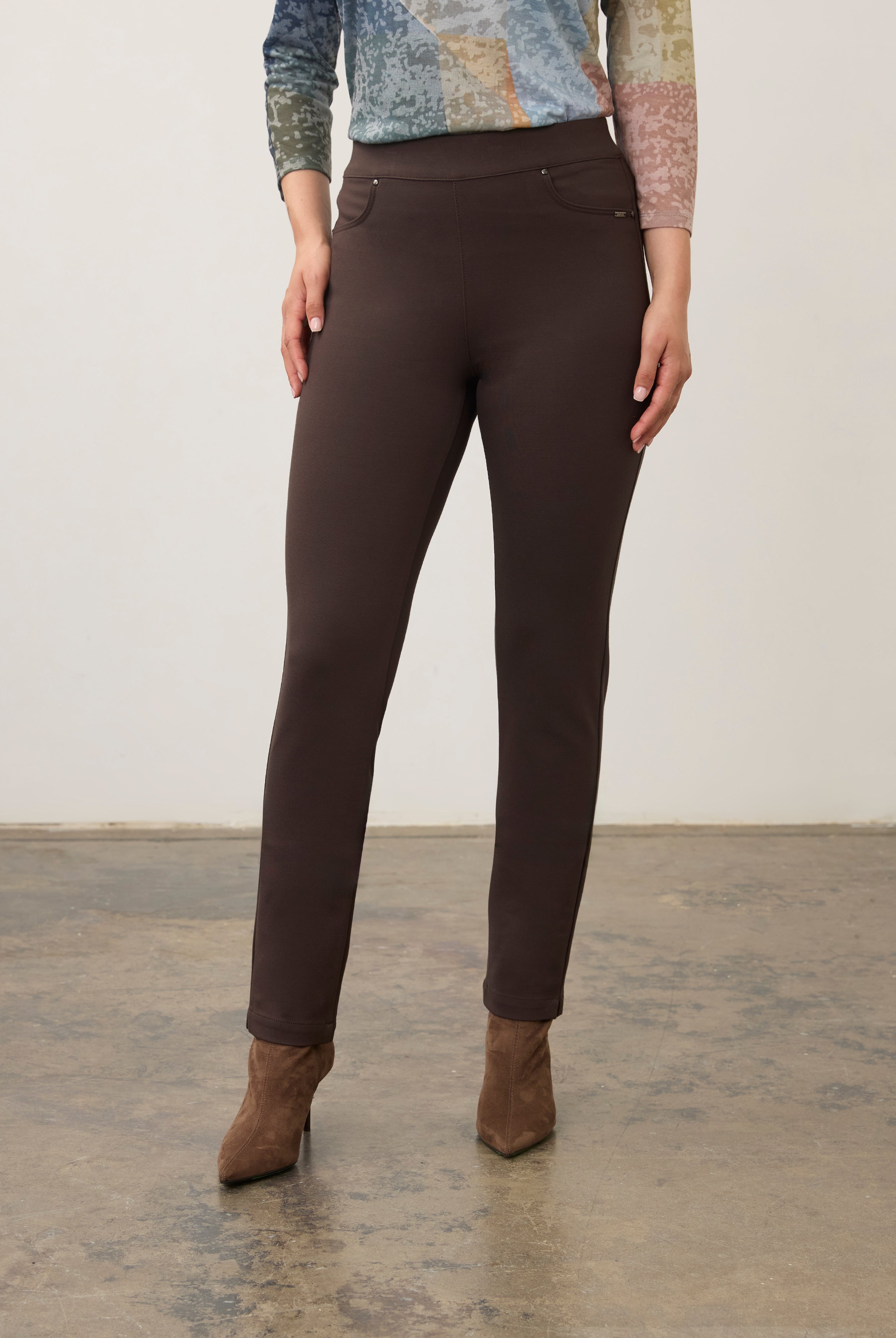 Front view of brown fitted pants with a smooth waistband and no front pockets by French Dressing Jeans (FDJ) par French Dressing Jeans (FDJ)