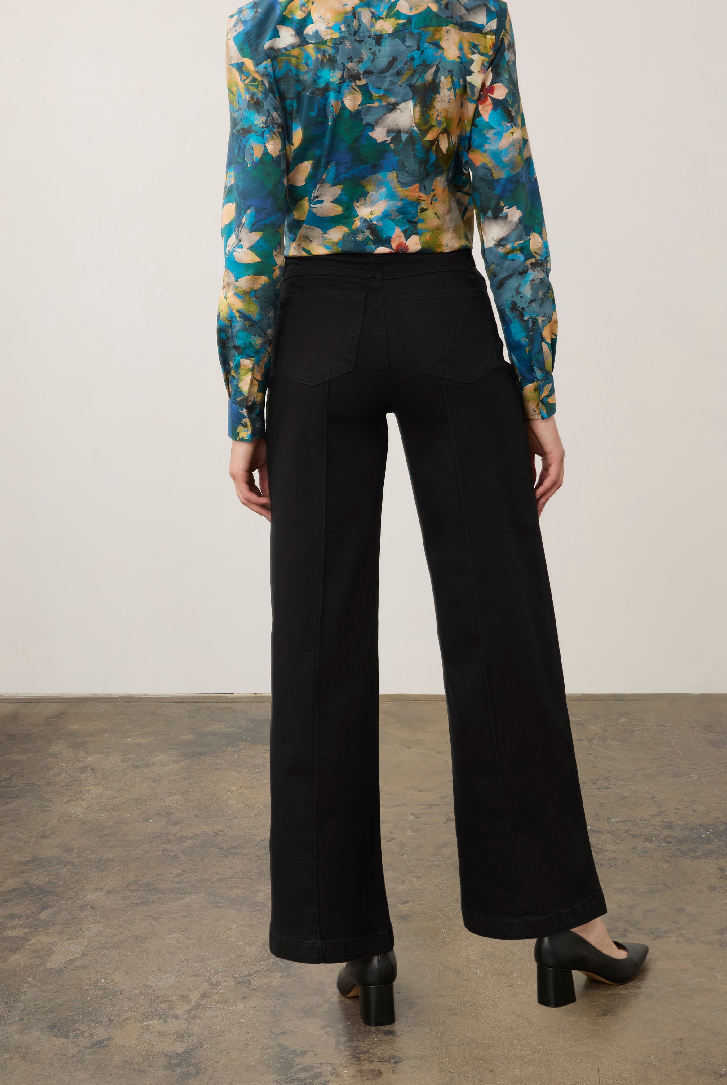 Back view of black wide leg denim showcasing back patch pockets by French Dressing Jeans (FDJ) par French Dressing Jeans (FDJ)