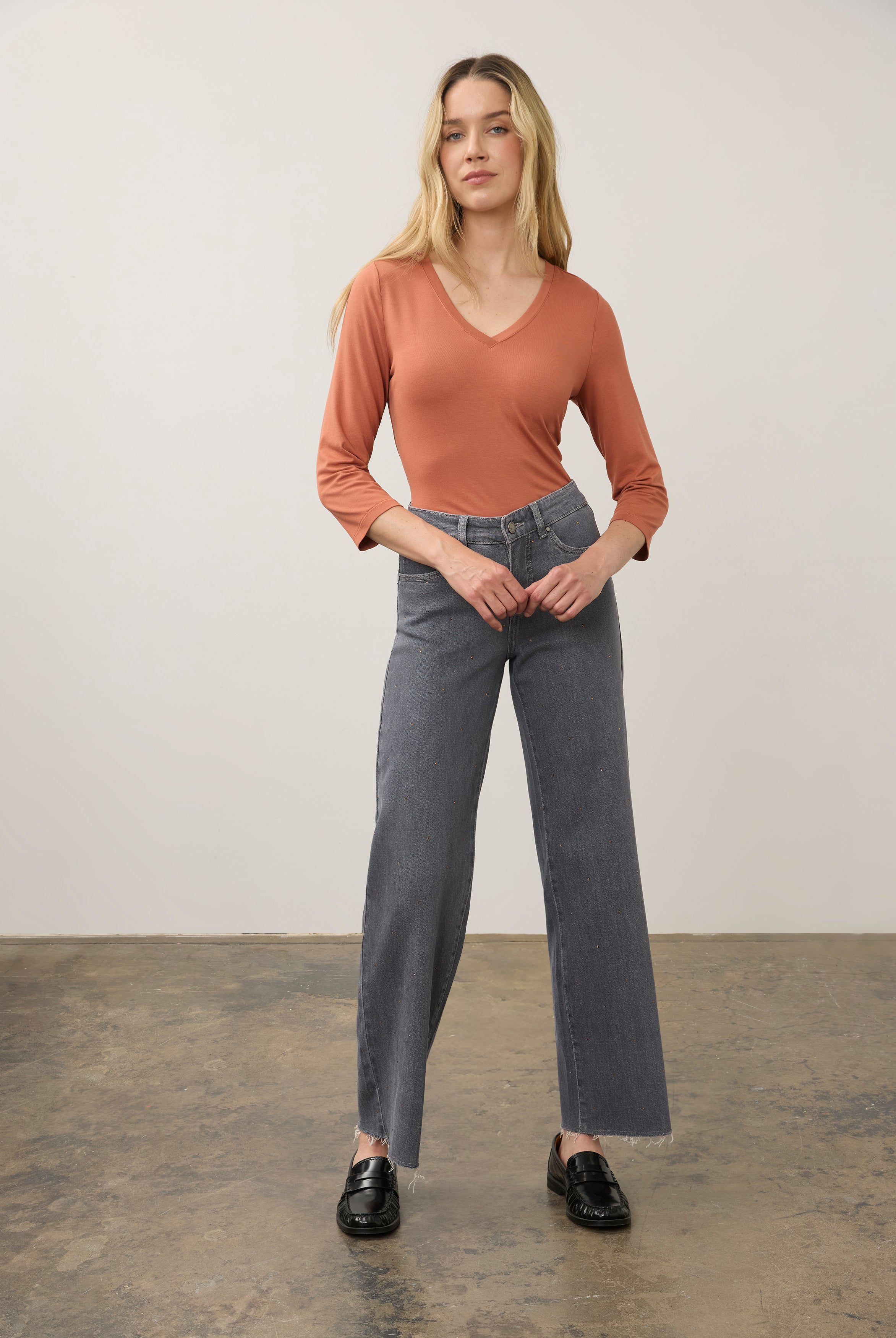 Full view of blue Olivia wide-leg denim highlighting mid-rise waist by French Dressing Jeans (FDJ) par French Dressing Jeans (FDJ)