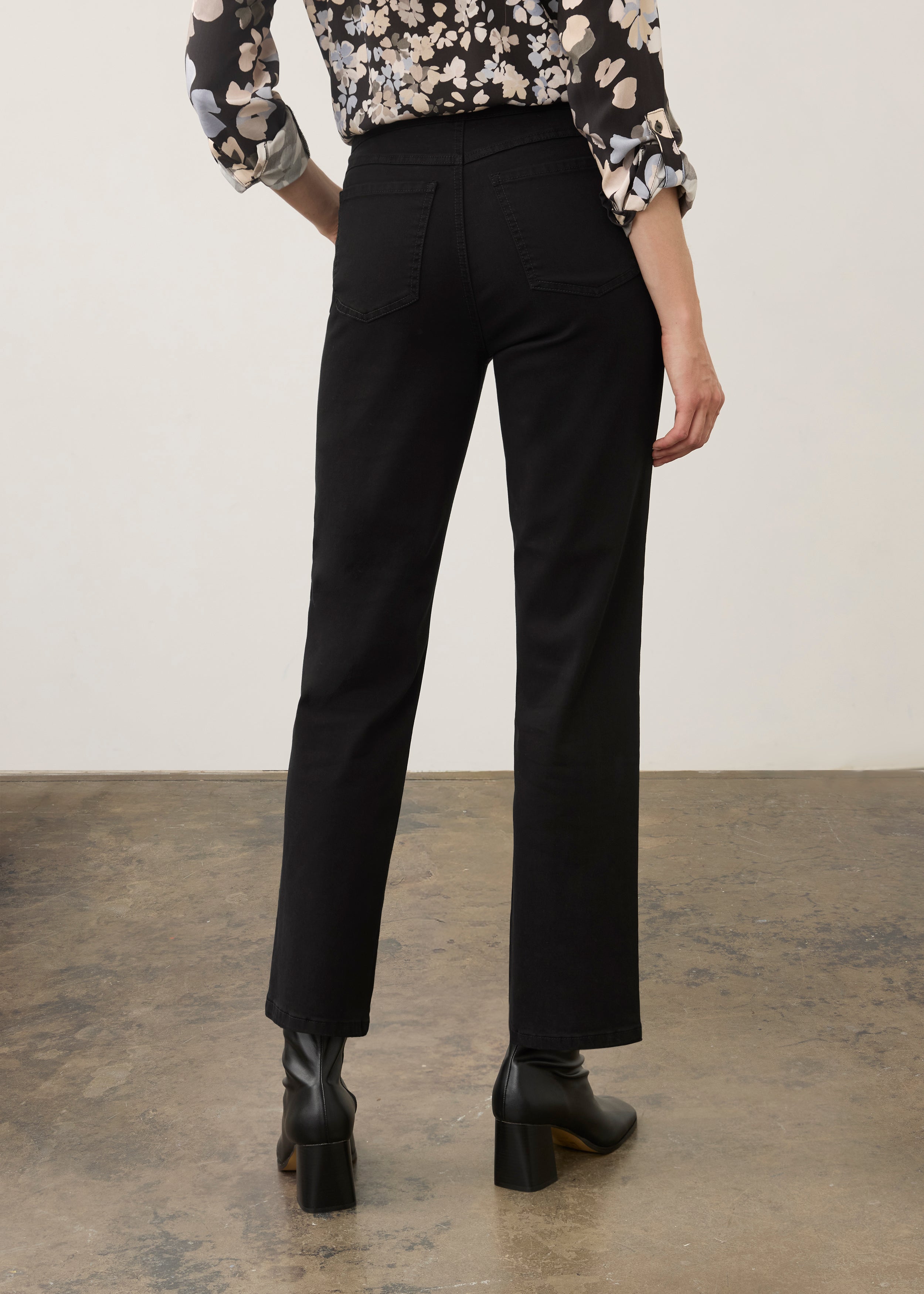 Back view of black straight ankle denim with patch pocket details by French Dressing Jeans (FDJ) par French Dressing Jeans (FDJ)