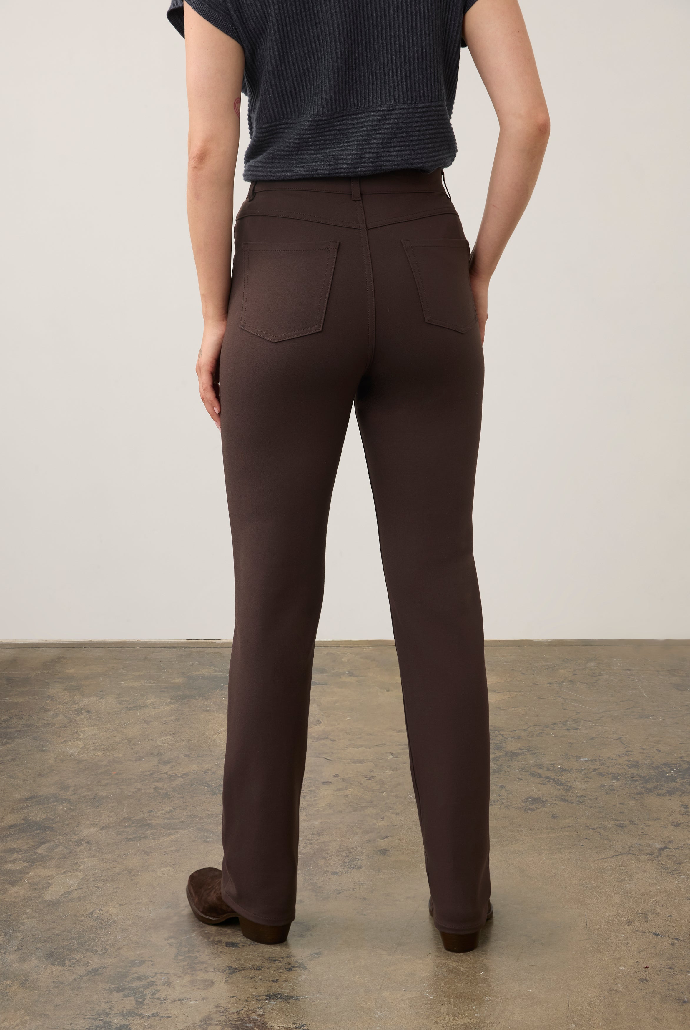 Back view of brown slim-fit pants featuring patch pockets and sleek design by French Dressing Jeans (FDJ) par French Dressing Jeans (FDJ)
