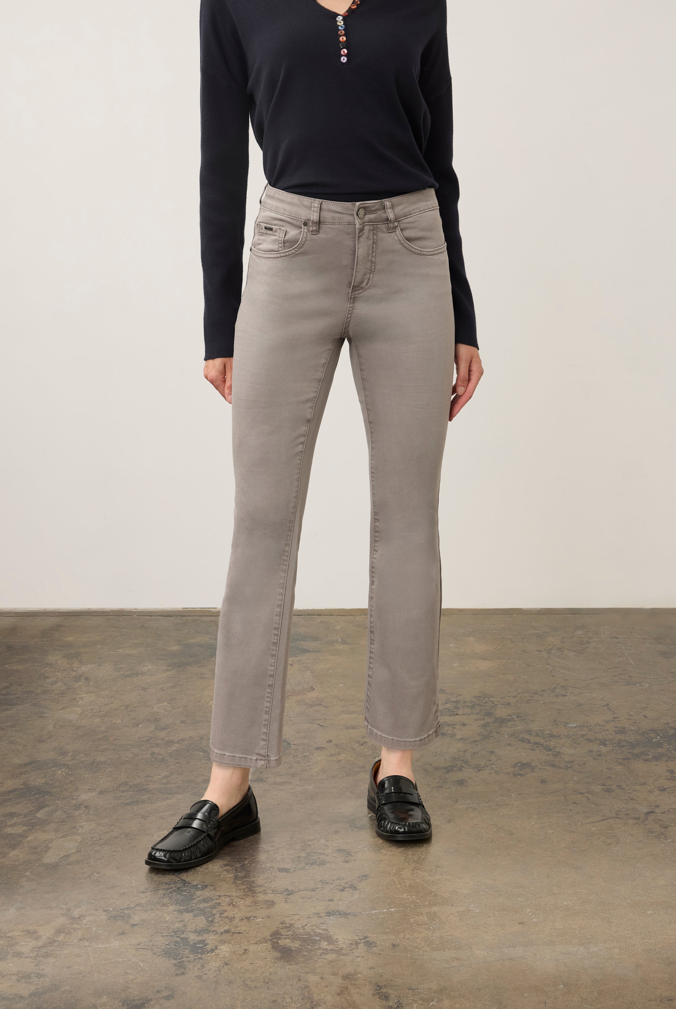 Front view of grey straight ankle denim with mid-rise pull-on waistband by French Dressing Jeans (FDJ) par French Dressing Jeans (FDJ)