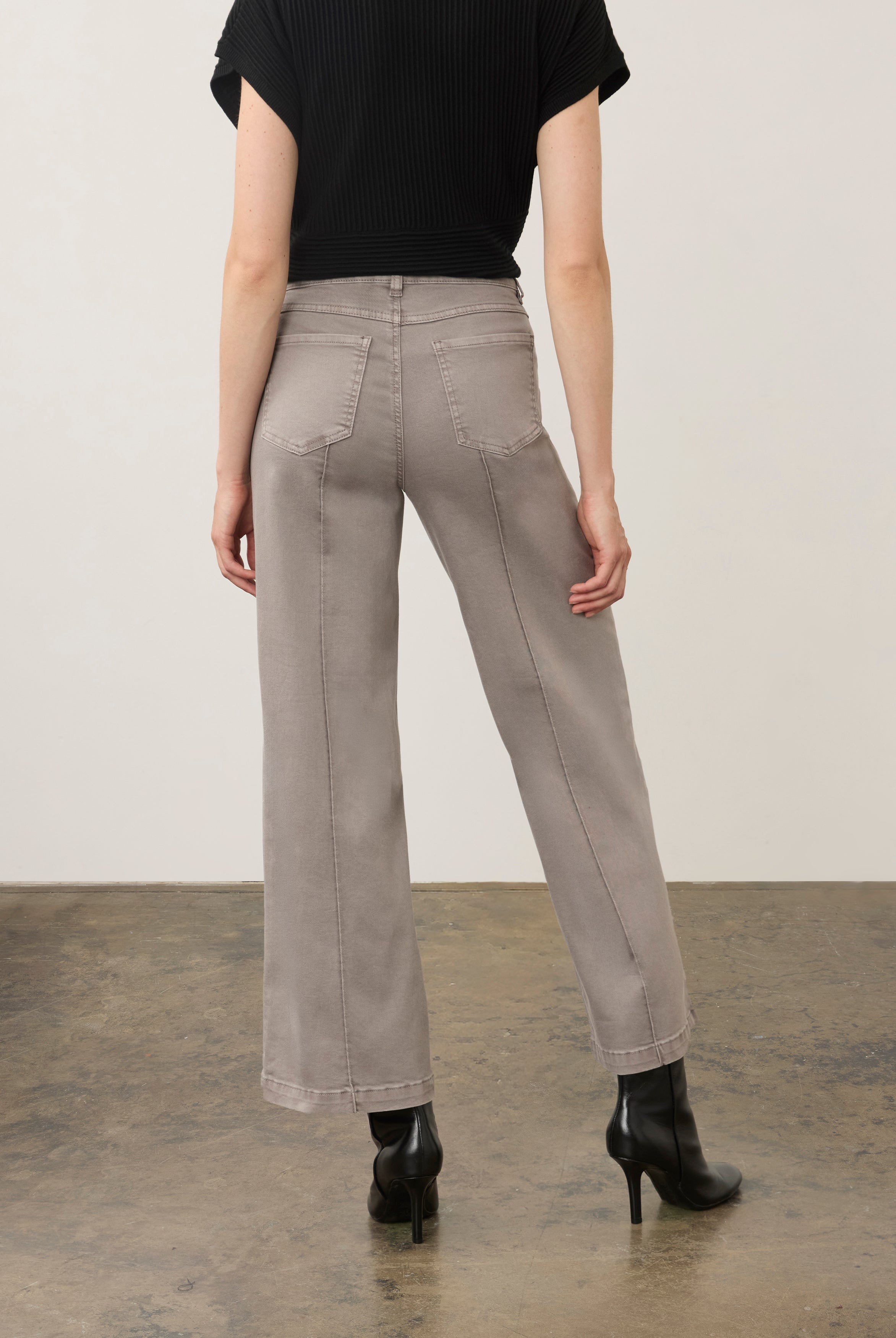 Back view of grey wide-leg denim highlighting patch pockets by French Dressing Jeans (FDJ) par French Dressing Jeans (FDJ)
