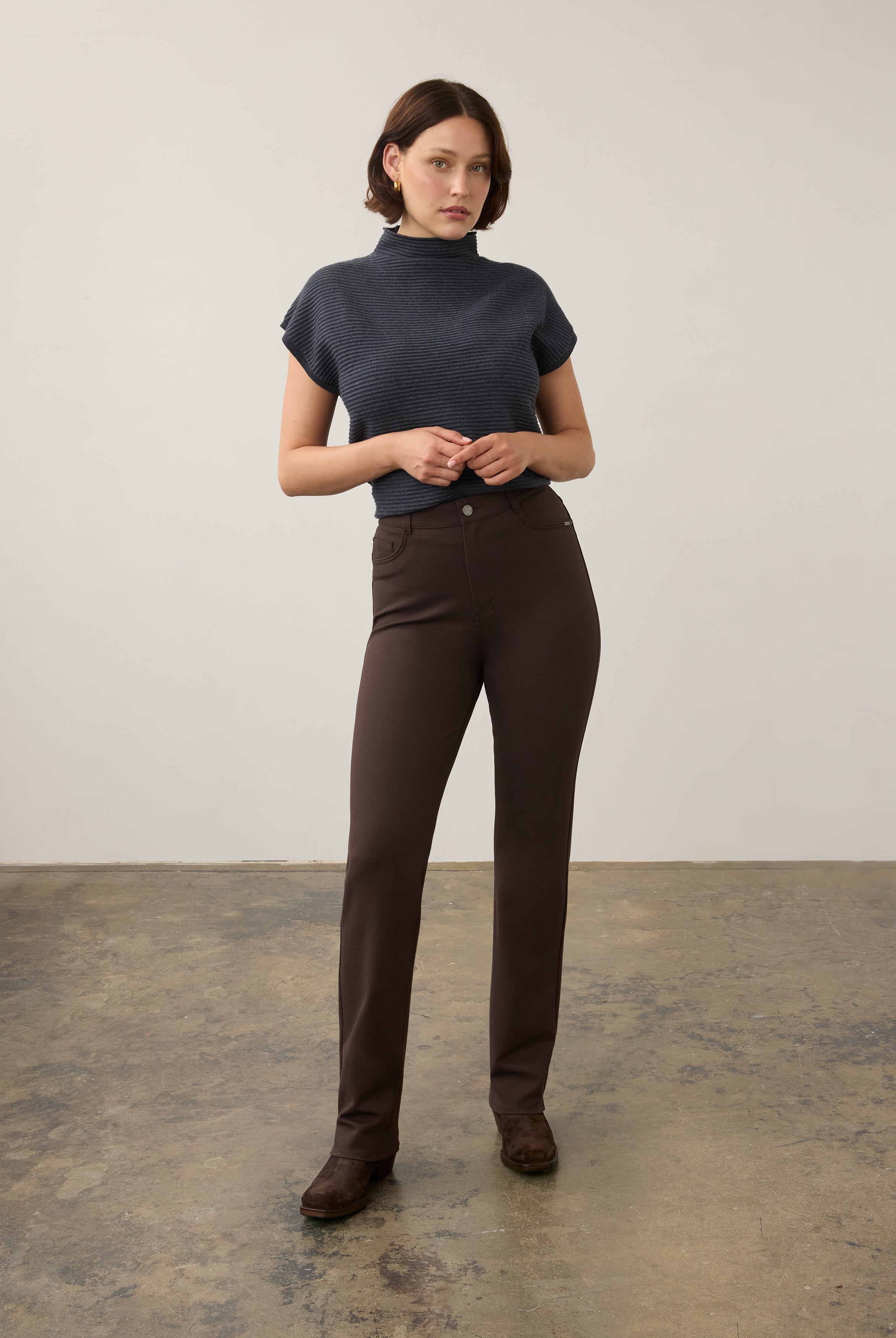 Full view of brown slim-fit pants paired with a dark top and loafers by French Dressing Jeans (FDJ) par French Dressing Jeans (FDJ)