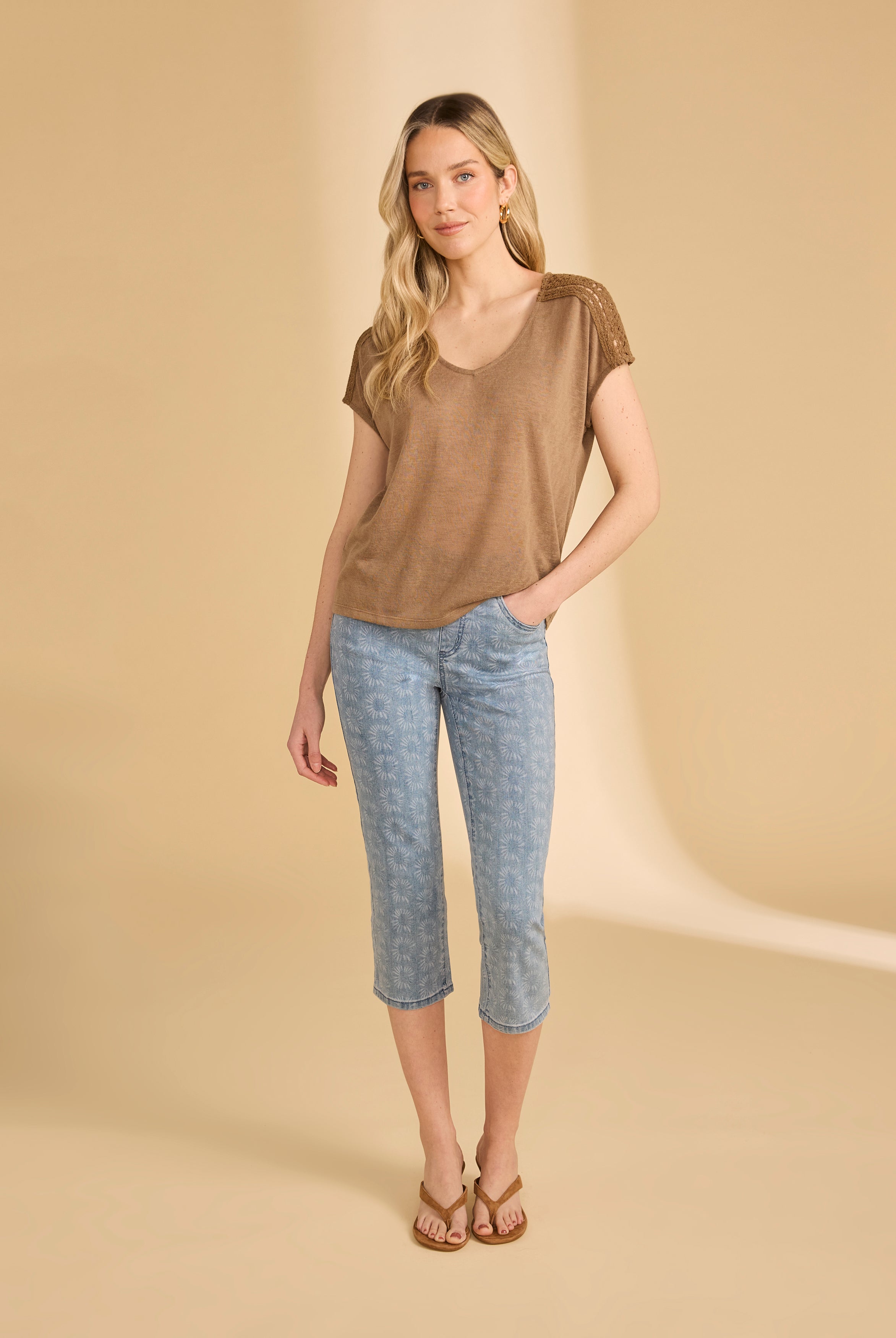 Full outfit with light medium floral print capri denim and beige top by French Dressing Jeans (FDJ)