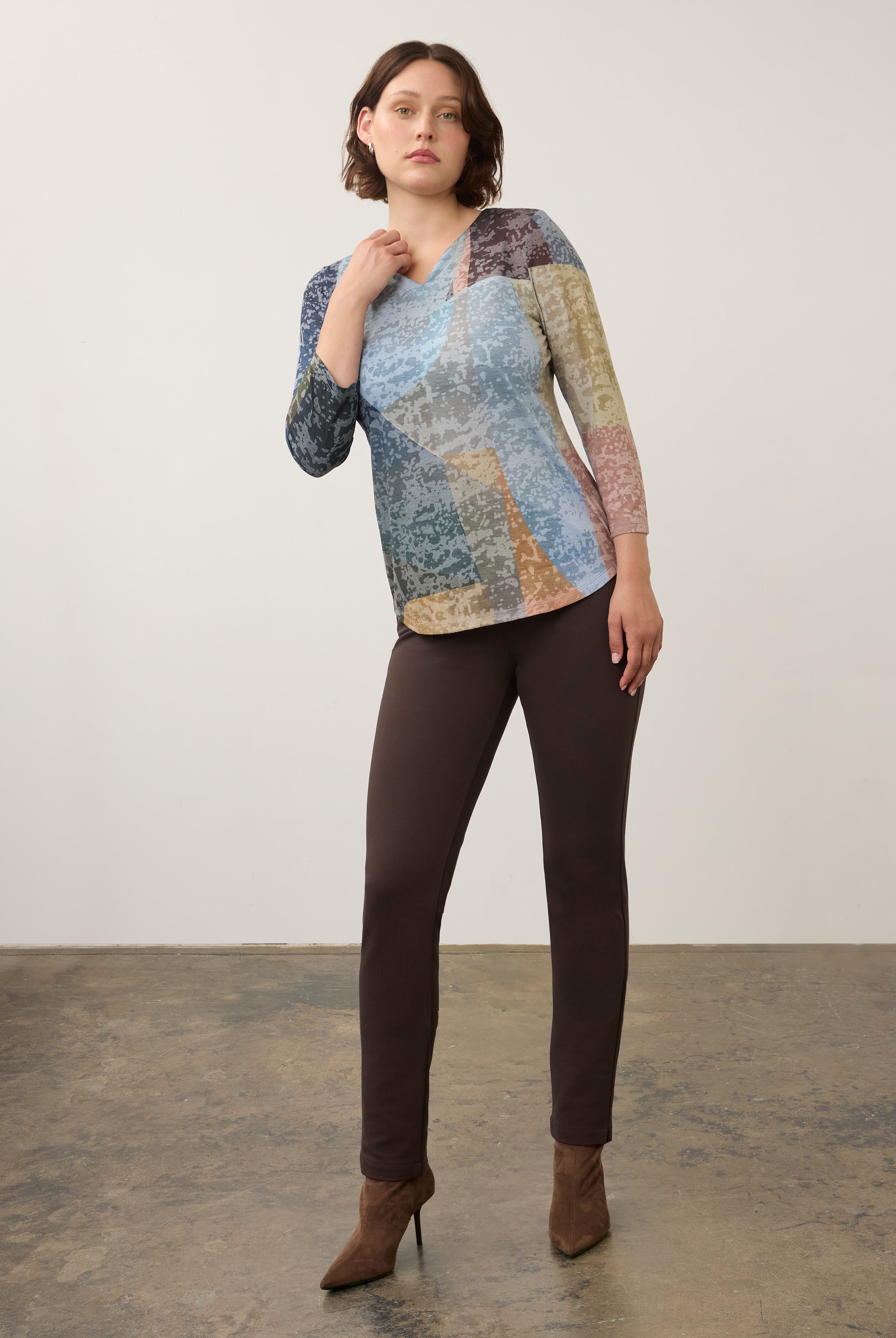 Full view of brown fitted pants paired with a colorful top and heeled boots by French Dressing Jeans (FDJ) par French Dressing Jeans (FDJ)