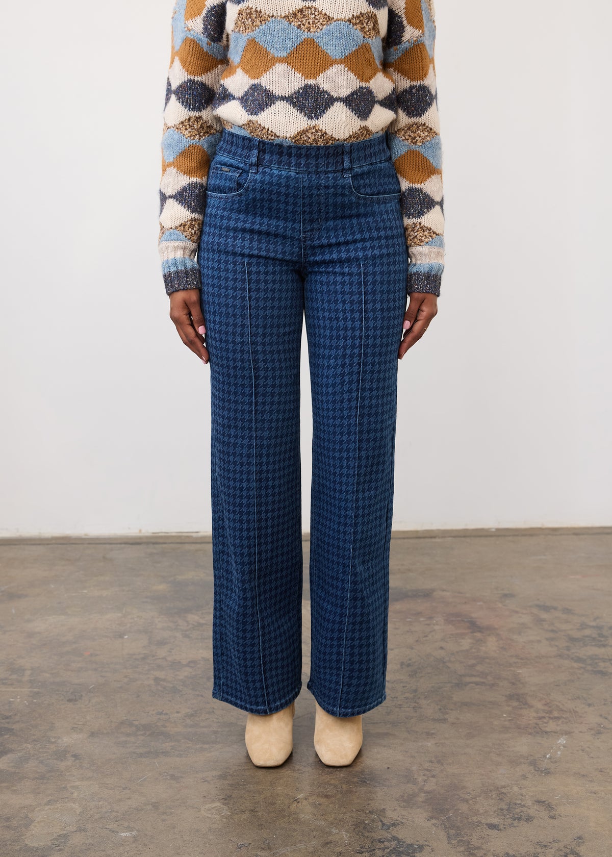 Front close-up of Pull-On Straight Leg Denim in Hout, showing mid-rise waist and front slash pockets by French Dressing Jeans (FDJ)