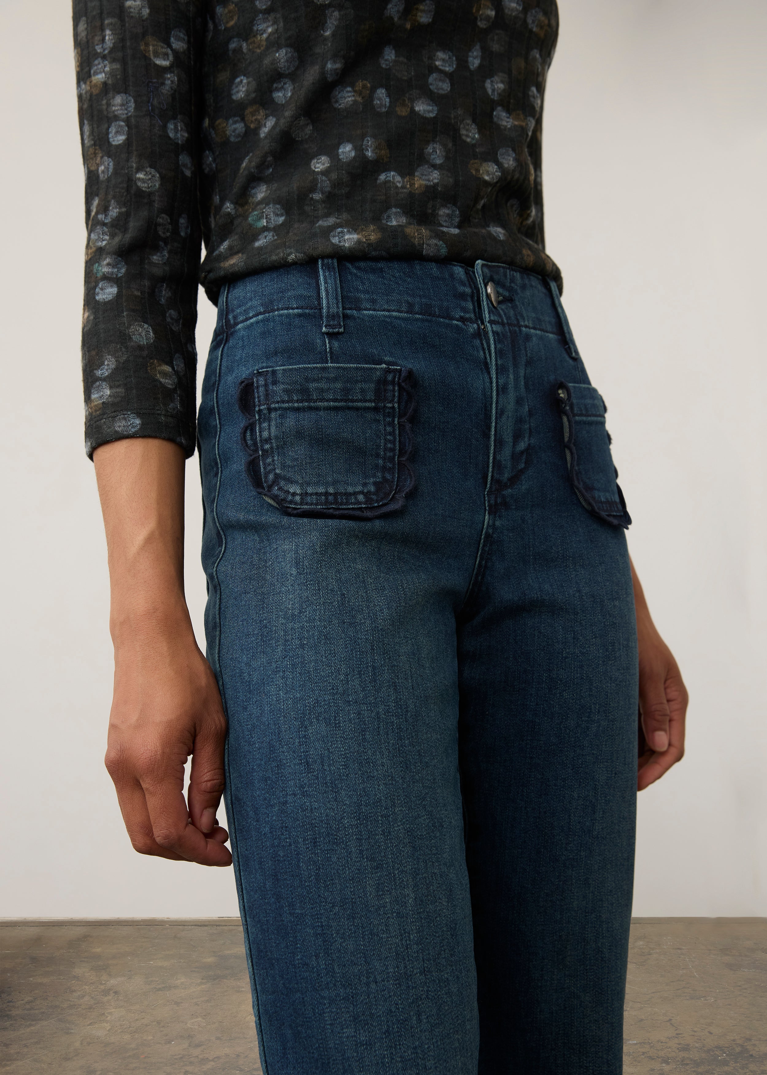 Close-up view of front patch pockets on dark wash denim pants highlighting pocket detail by French Dressing Jeans (FDJ) par French Dressing Jeans (FDJ)