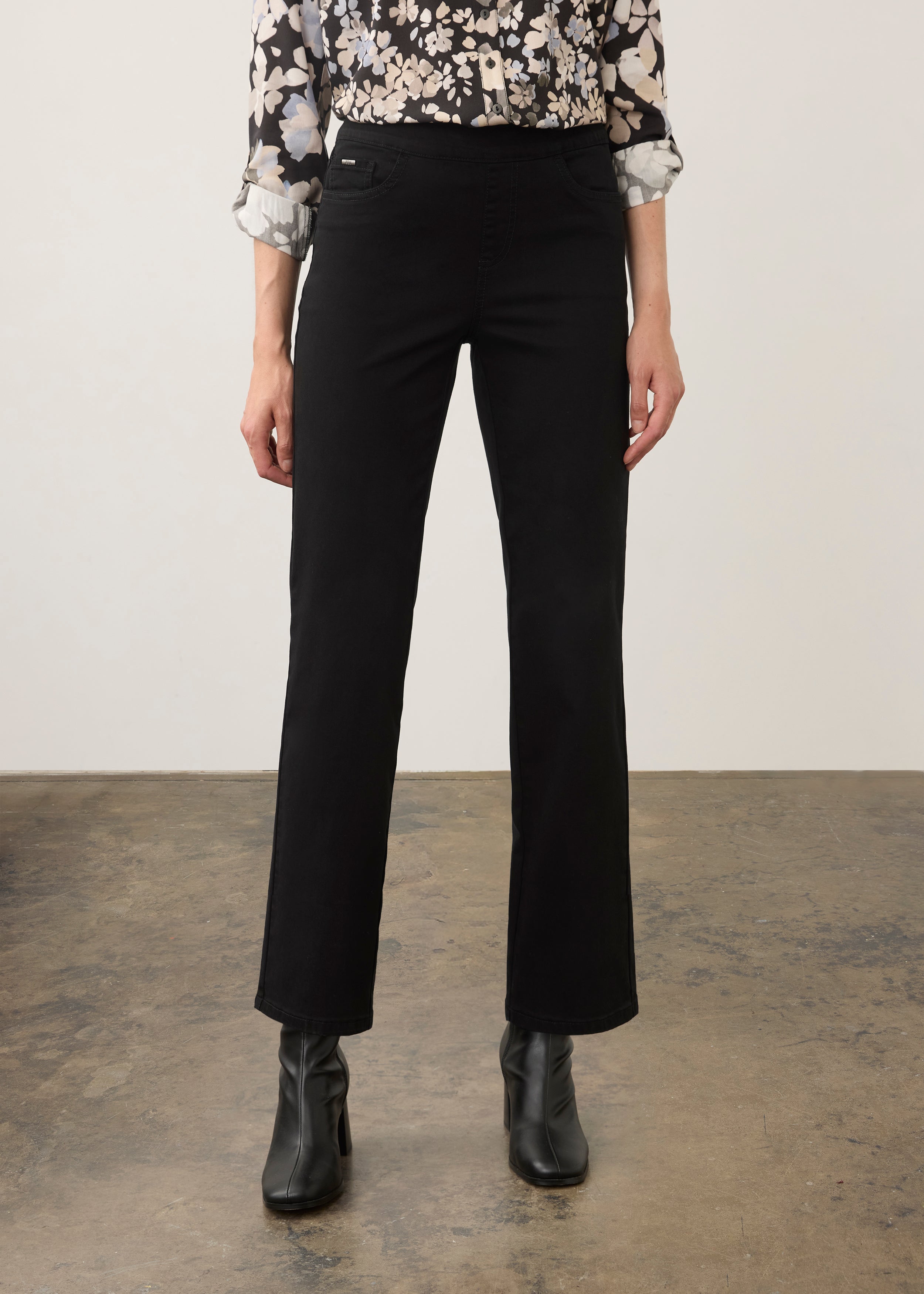 Front view of black straight ankle denim highlighting mid-rise pull-on waistband by French Dressing Jeans (FDJ) par French Dressing Jeans (FDJ)