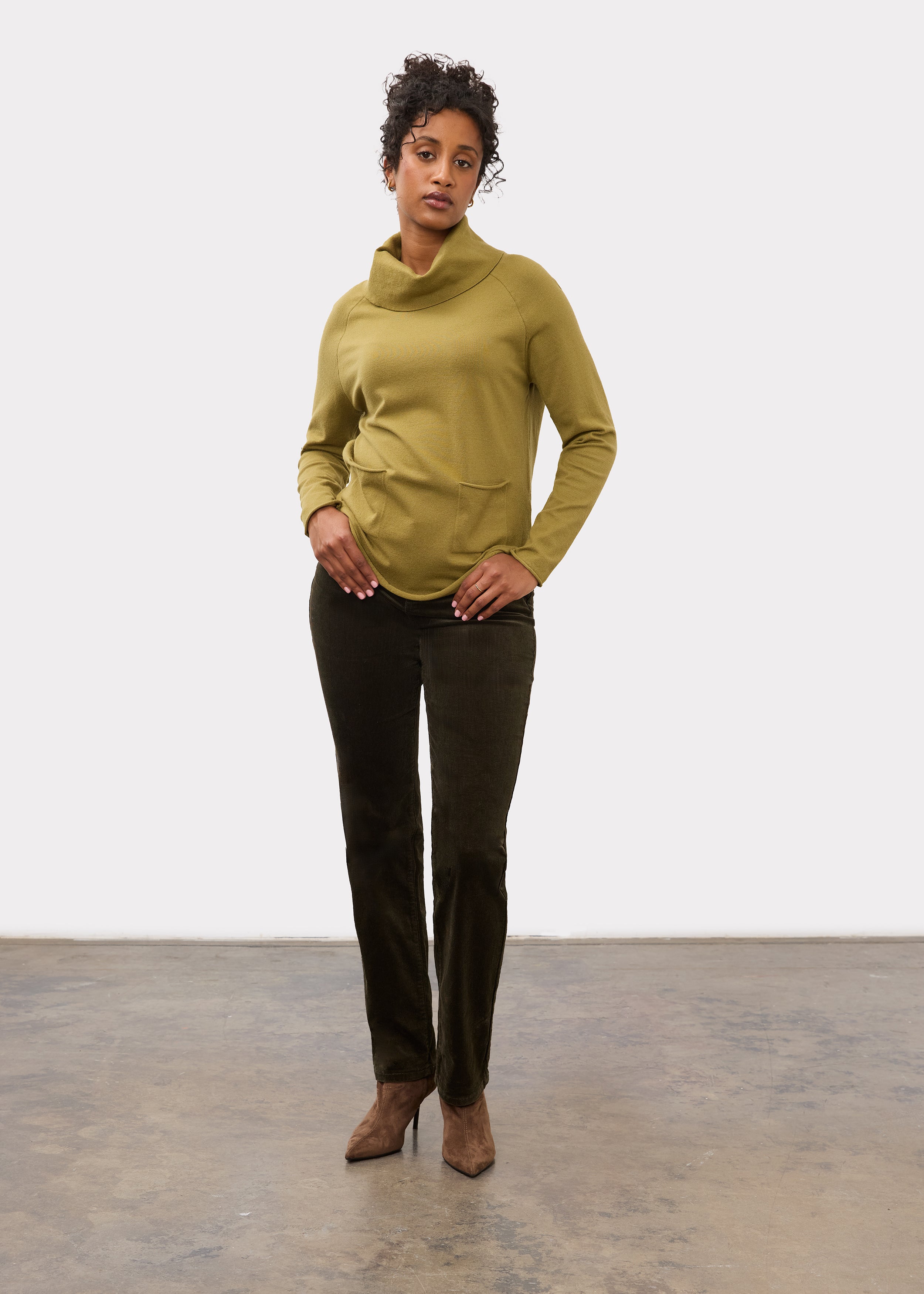 Model in full view wearing Suzanne pant in blueberry, highlighting straight leg and high-rise by French Dressing Jeans (FDJ)