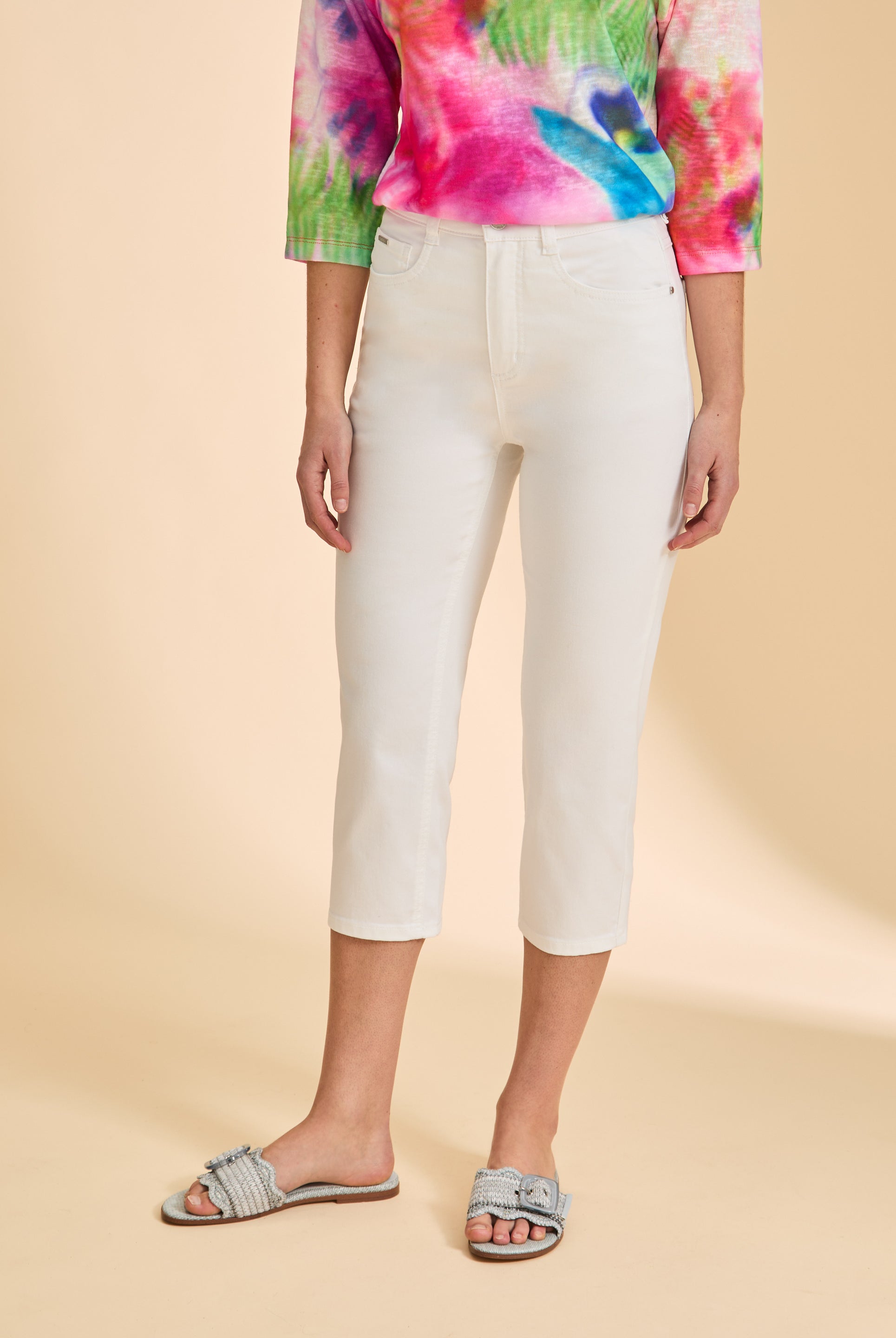 Close-up front view of white cropped jeans, highlighting smooth lines by French Dressing Jeans (FDJ)