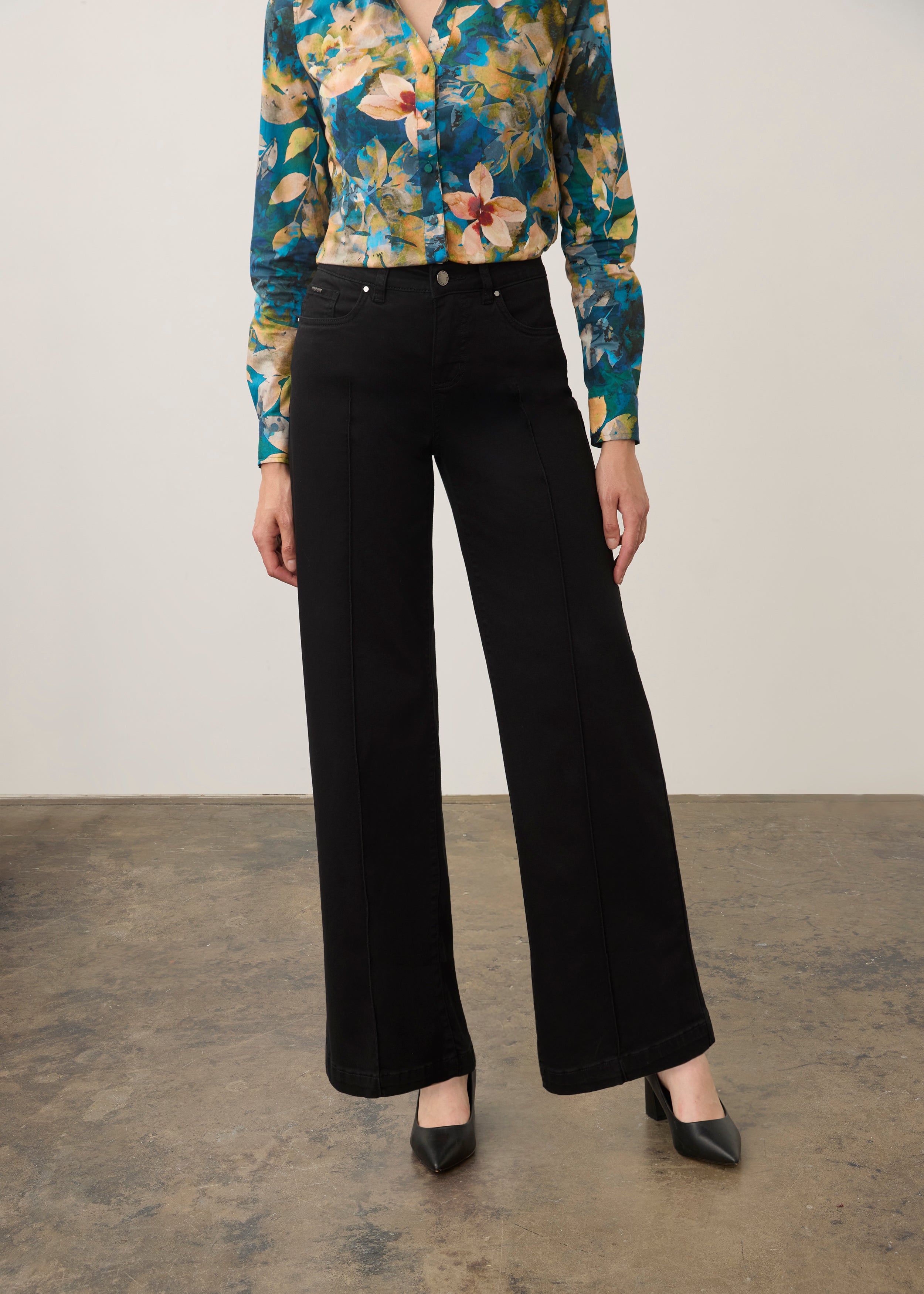 Front view of black pull-on wide leg pants with front pocket detail by French Dressing Jeans (FDJ) par French Dressing Jeans (FDJ)