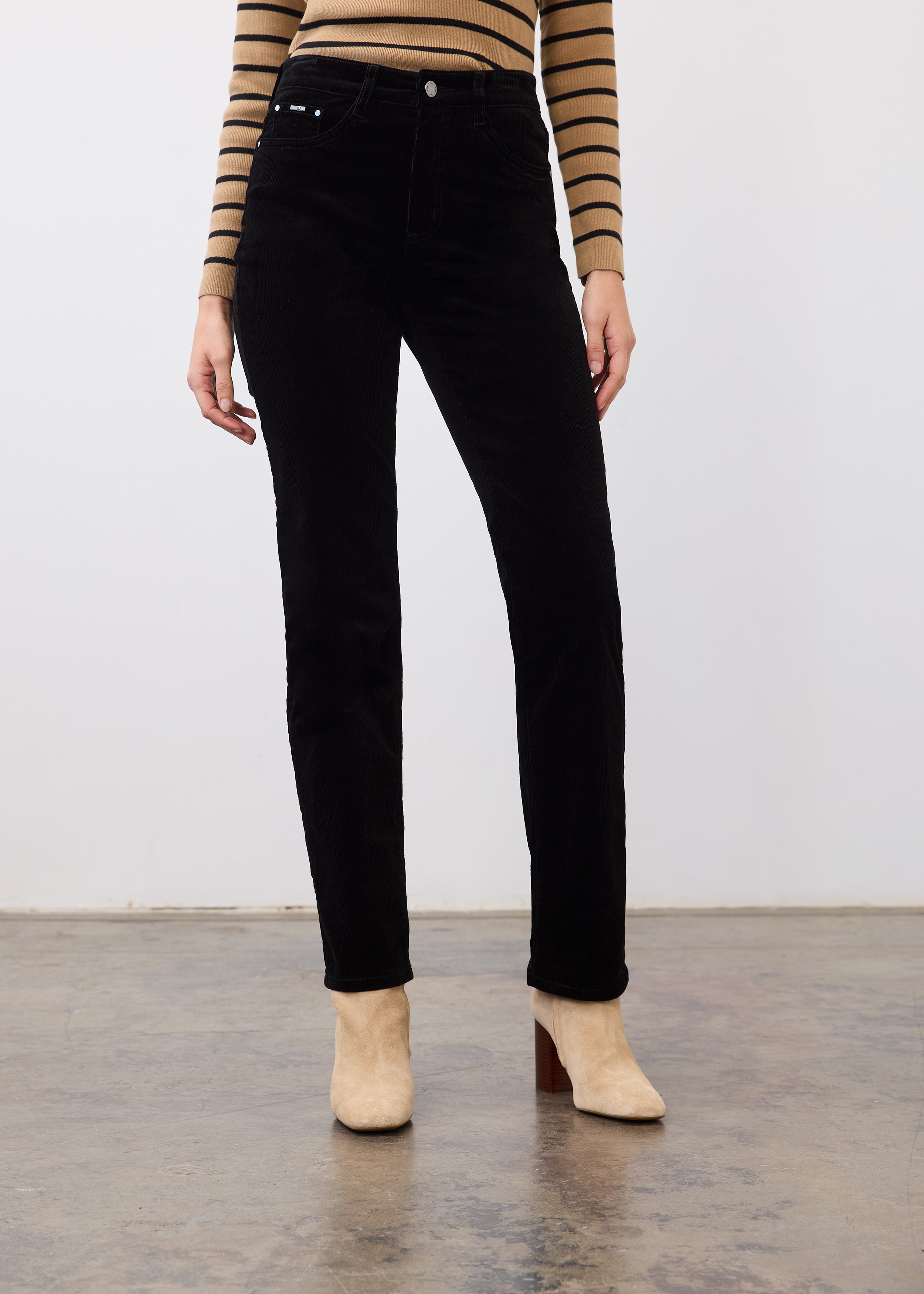 Front view of Suzanne straight leg pant in black with high-rise and front slash pockets by French Dressing Jeans (FDJ)