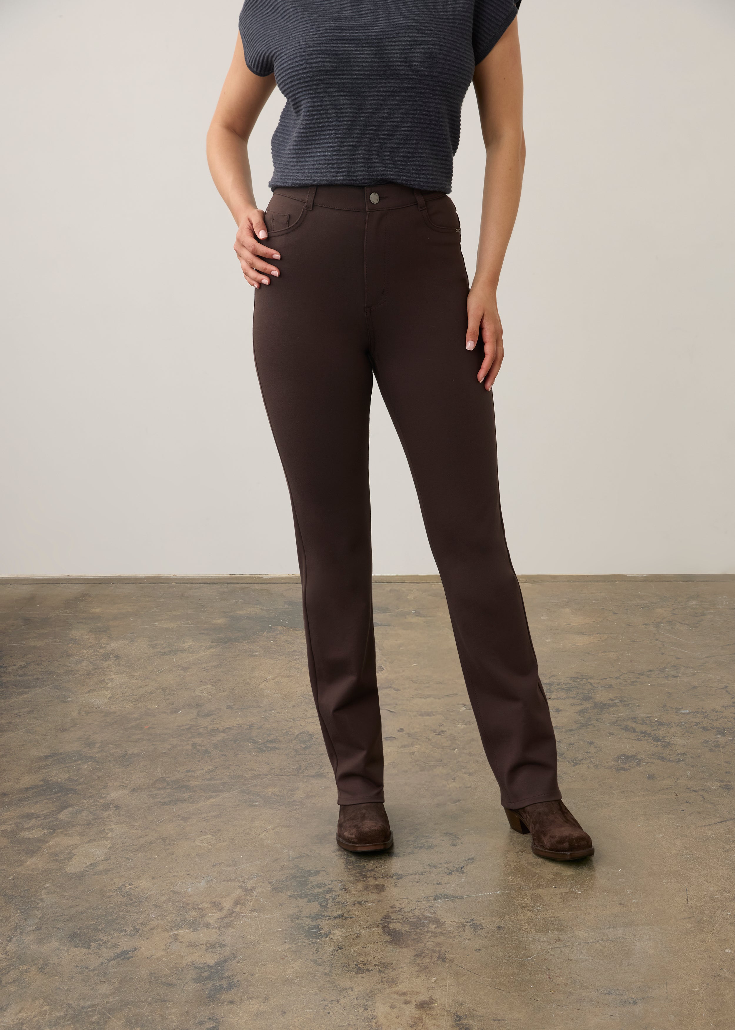 Front view of brown slim-fit pants with high-waist and no visible pockets by French Dressing Jeans (FDJ) par French Dressing Jeans (FDJ)