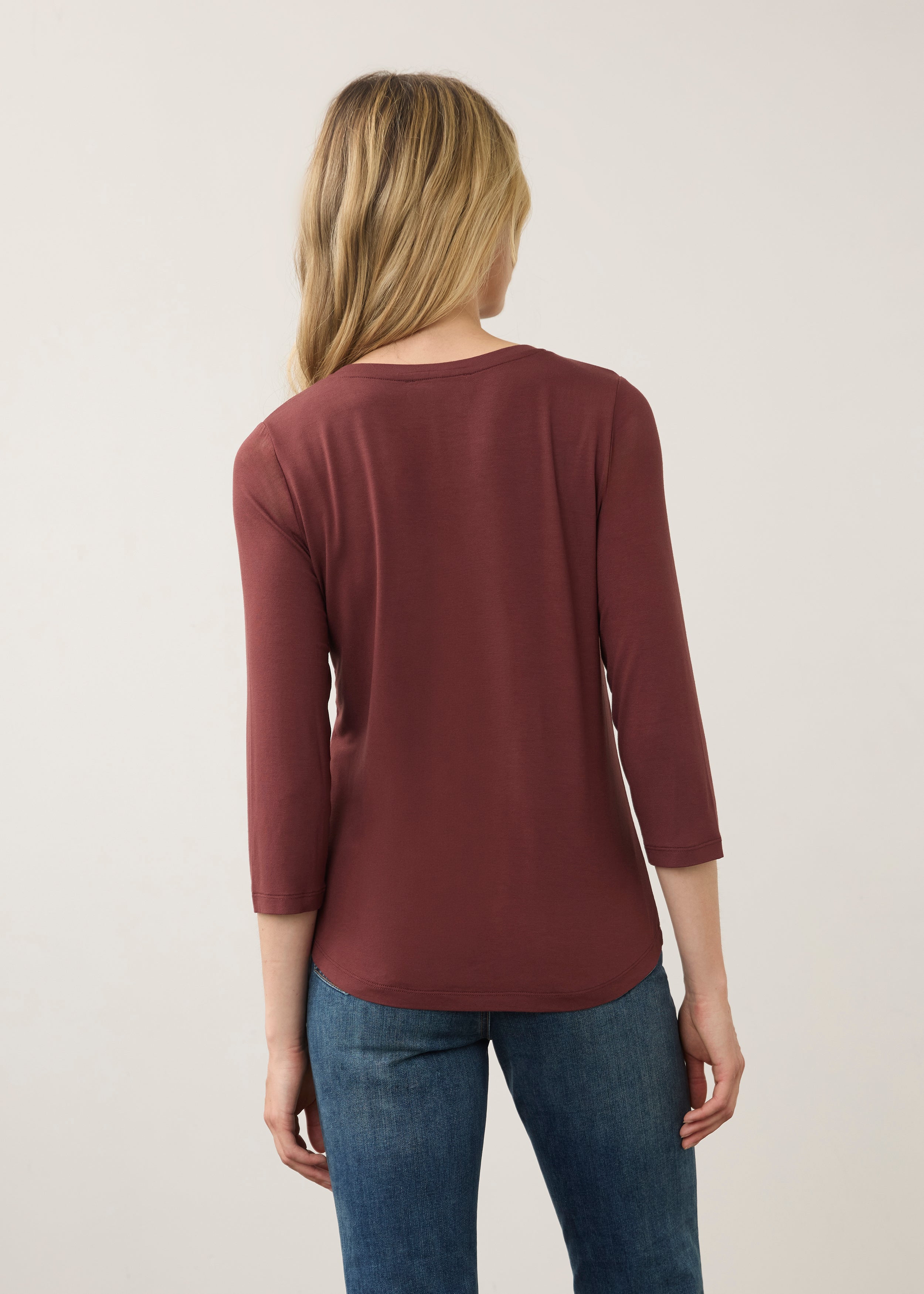 Back view of burgundy V-neck top with understated design and seamless back by French Dressing Jeans (FDJ)