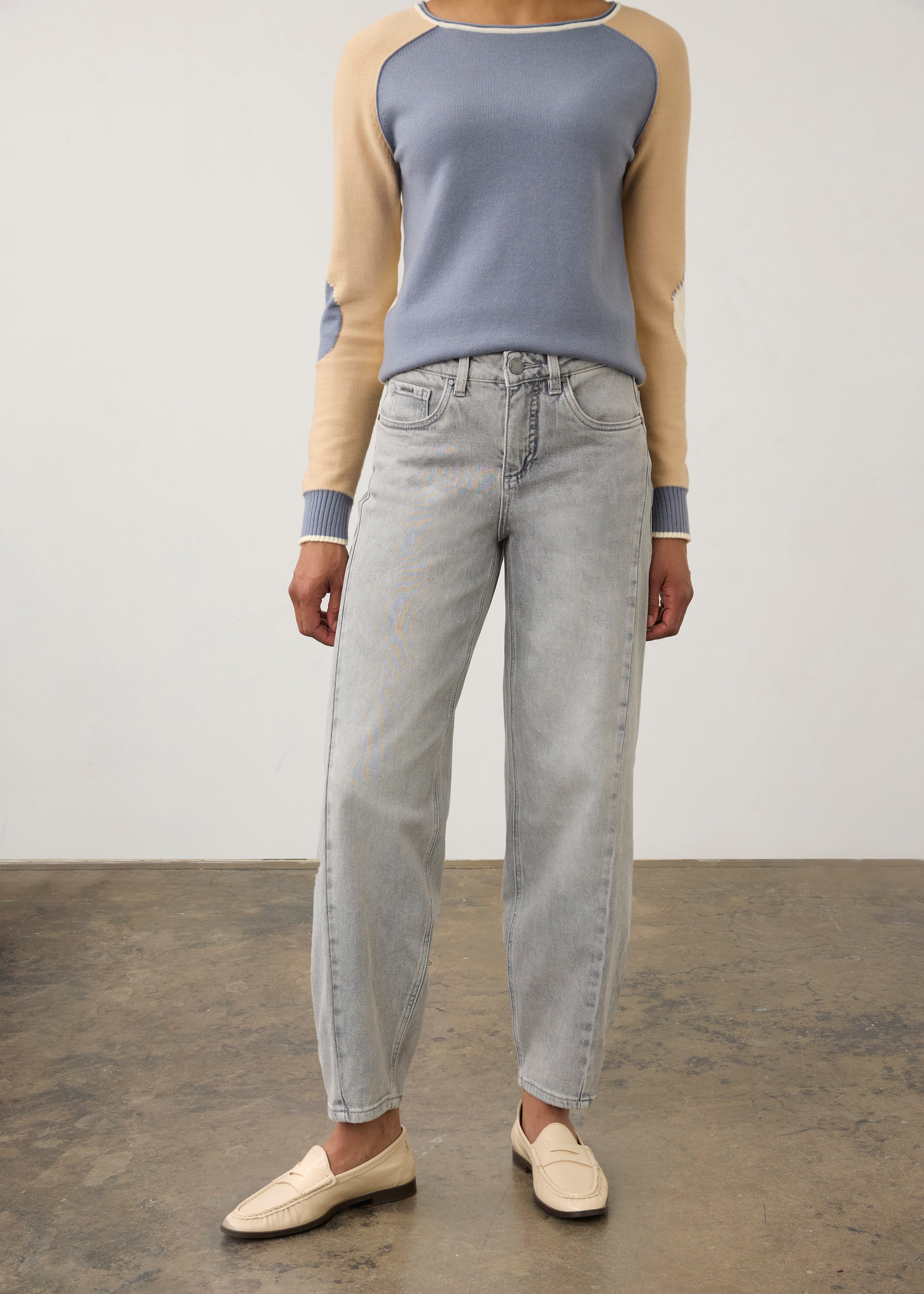 Front view of lighter blue Olivia denim showing pintuck seams and front pockets by French Dressing Jeans (FDJ) par French Dressing Jeans (FDJ)