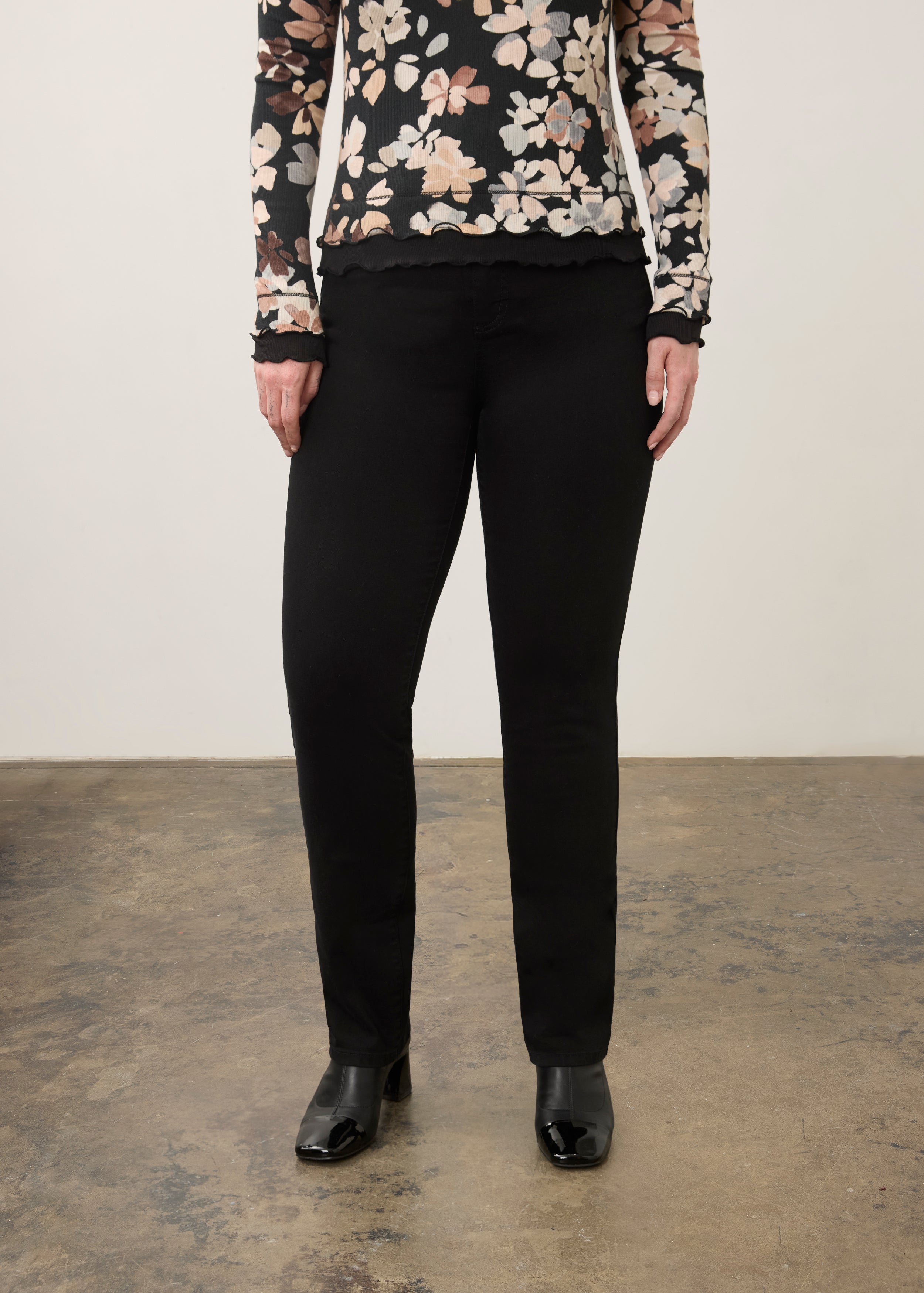 Front view of black pull-on straight ankle pants with front pocket detail by French Dressing Jeans (FDJ) par French Dressing Jeans (FDJ)