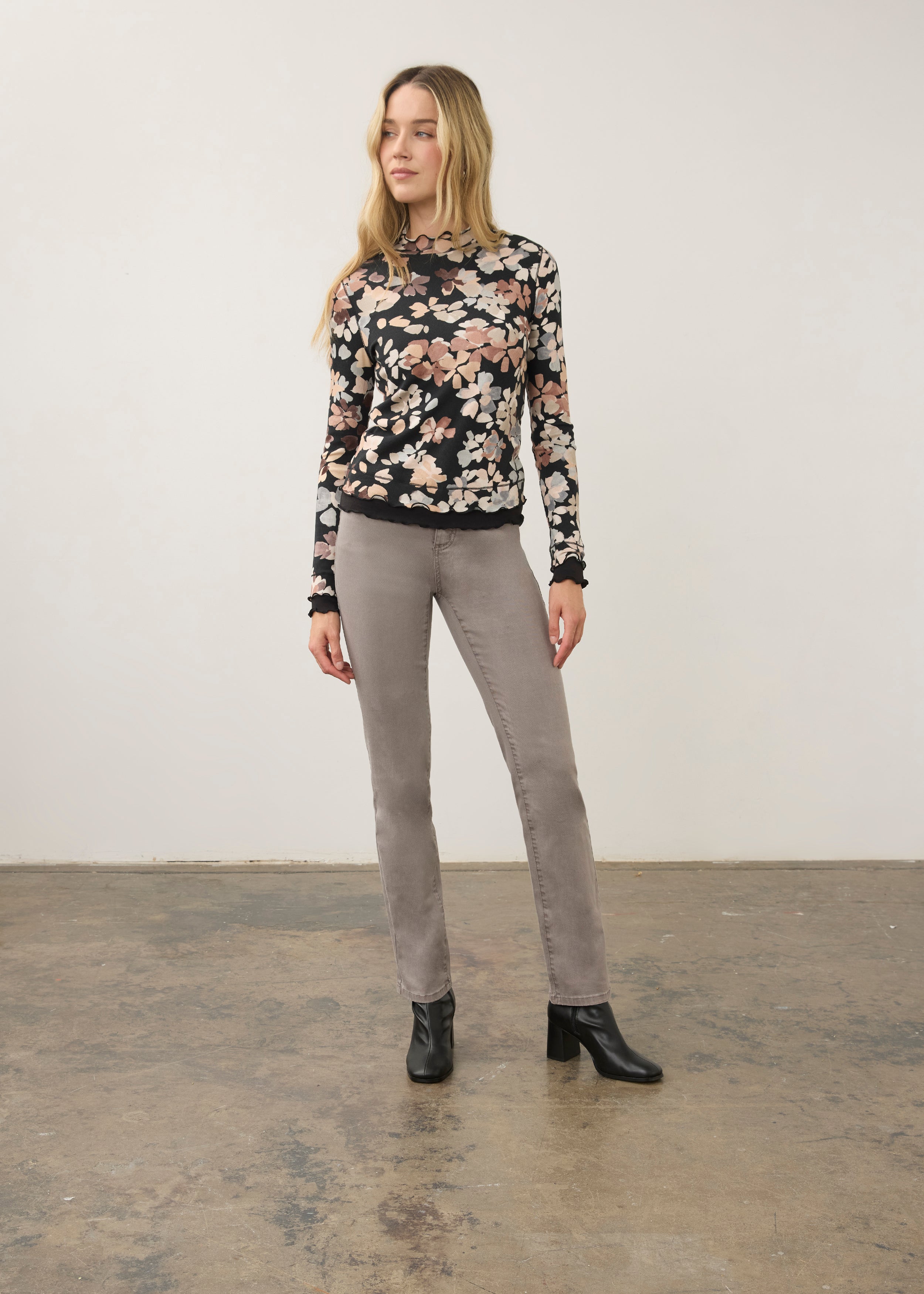 Full view of grey straight ankle denim paired with floral top by French Dressing Jeans (FDJ) par French Dressing Jeans (FDJ)