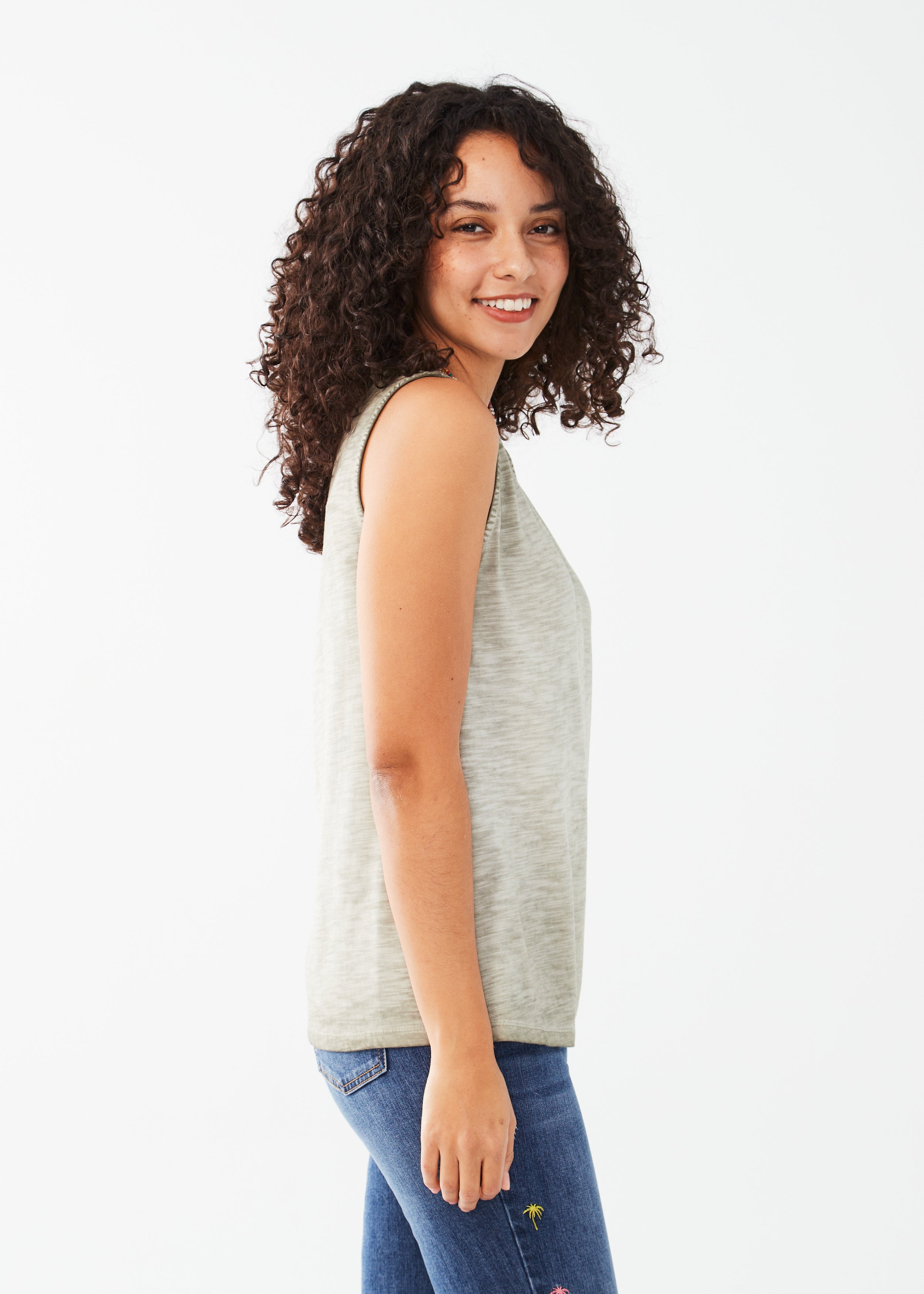 SLEEVELESS V NECK TOP