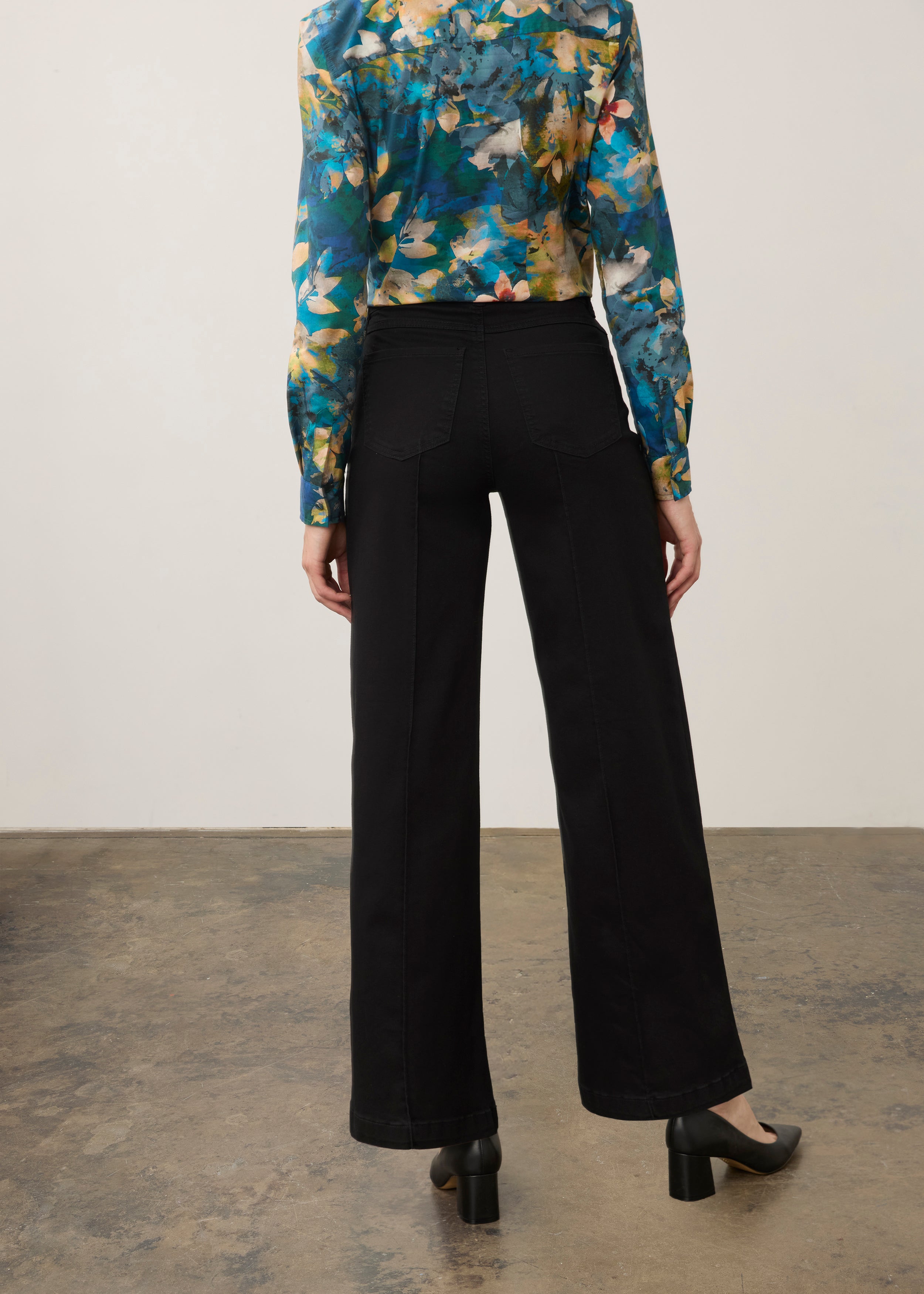 Back view of black wide leg denim showcasing back patch pockets by French Dressing Jeans (FDJ) par French Dressing Jeans (FDJ)