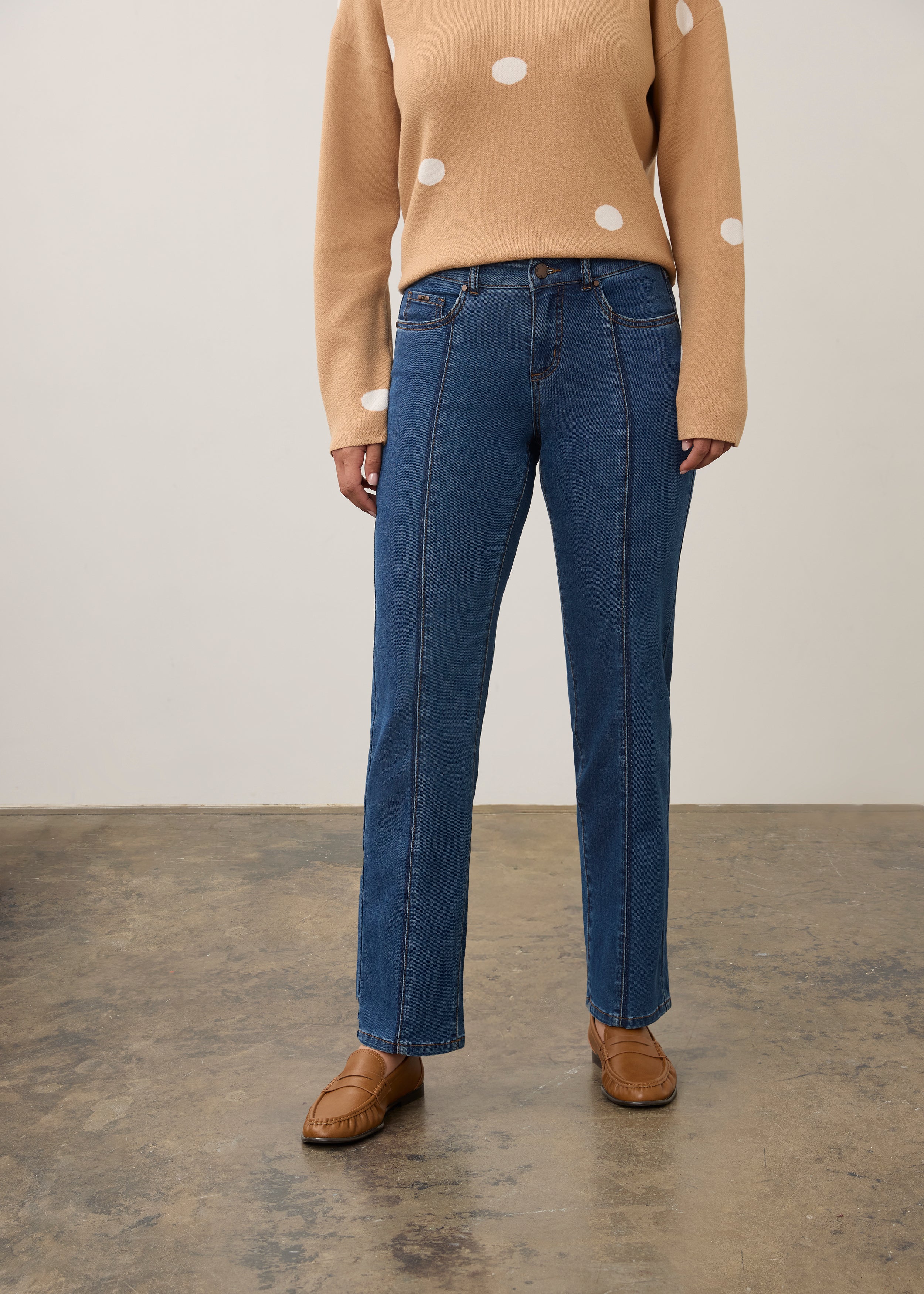 Front view of dark wash straight leg jeans with mid-rise waist and front pockets by French Dressing Jeans (FDJ) par French Dressing Jeans (FDJ)