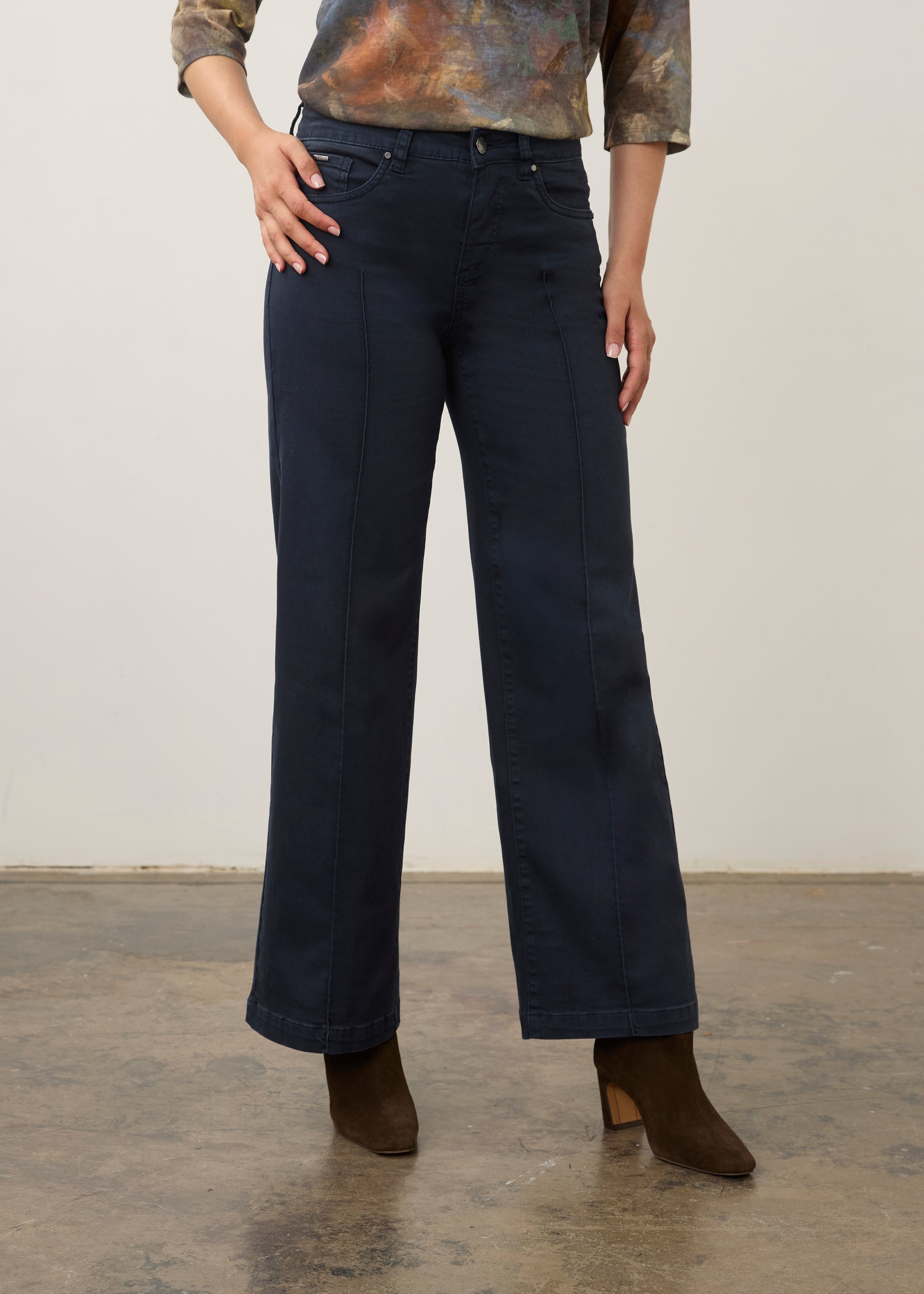 Front view of navy wide-leg denim with mid-rise waist by French Dressing Jeans (FDJ) par French Dressing Jeans (FDJ)