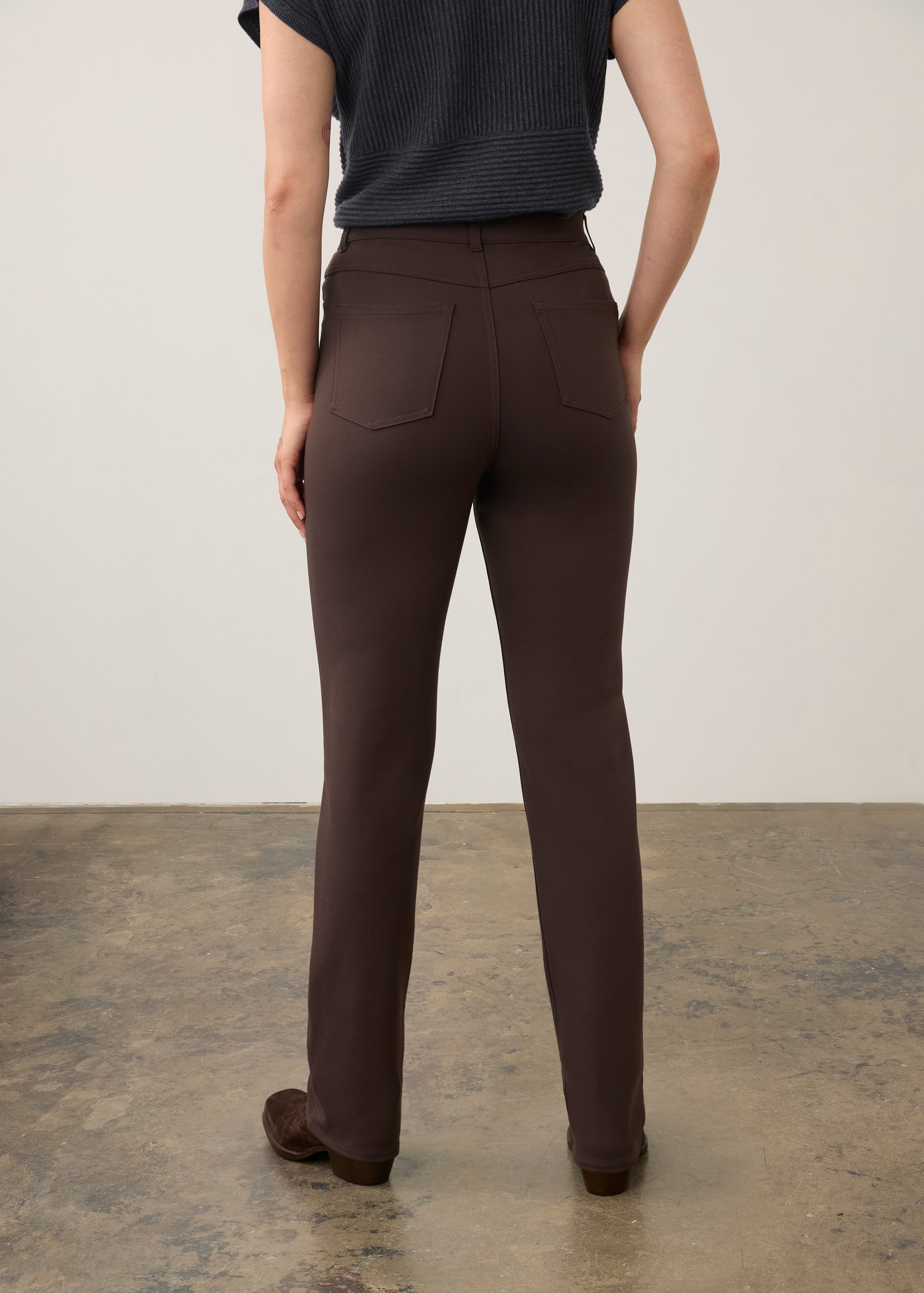 Back view of brown slim-fit pants featuring patch pockets and sleek design by French Dressing Jeans (FDJ) par French Dressing Jeans (FDJ)