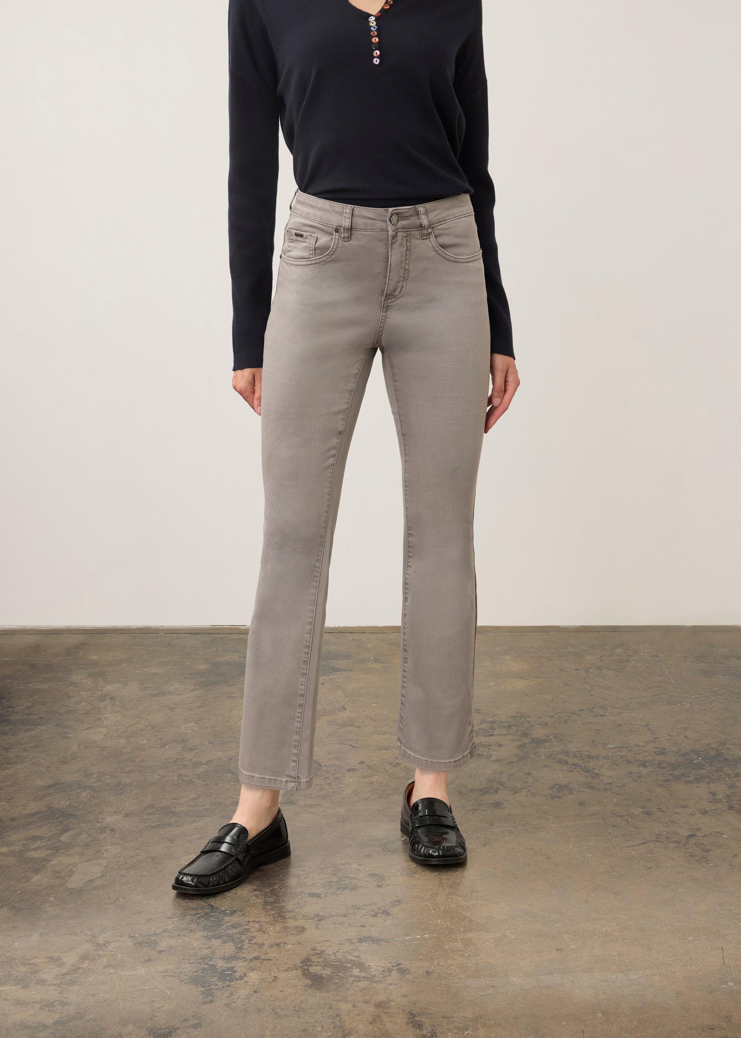 Front view of grey straight ankle denim with mid-rise pull-on waistband by French Dressing Jeans (FDJ) par French Dressing Jeans (FDJ)