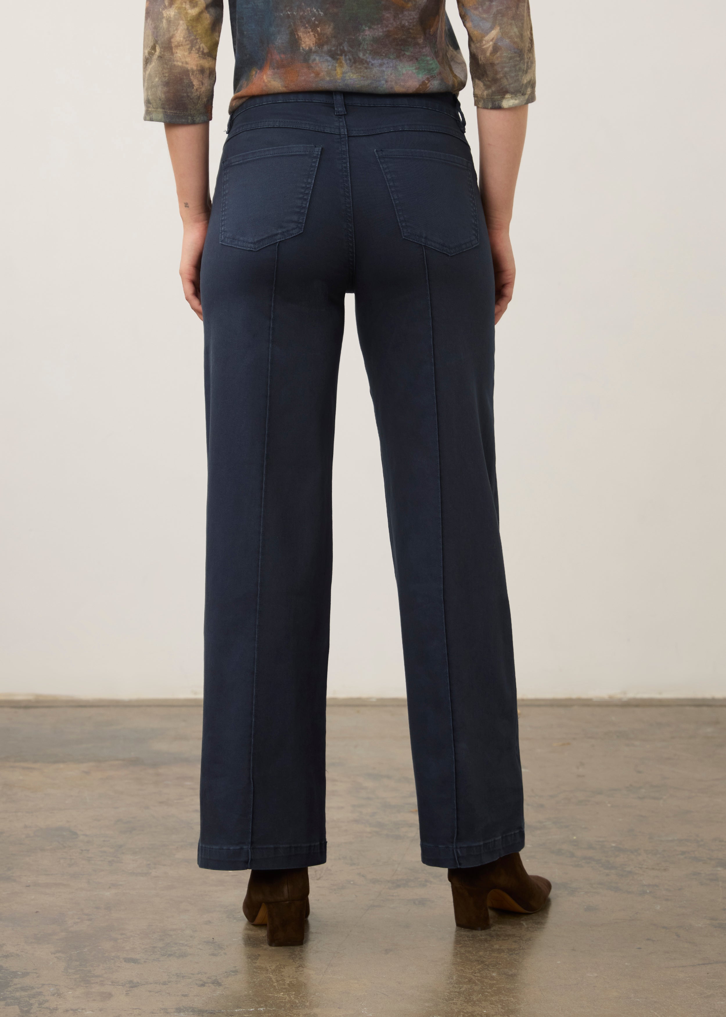 Back view of navy wide-leg denim showcasing patch pockets by French Dressing Jeans (FDJ) par French Dressing Jeans (FDJ)