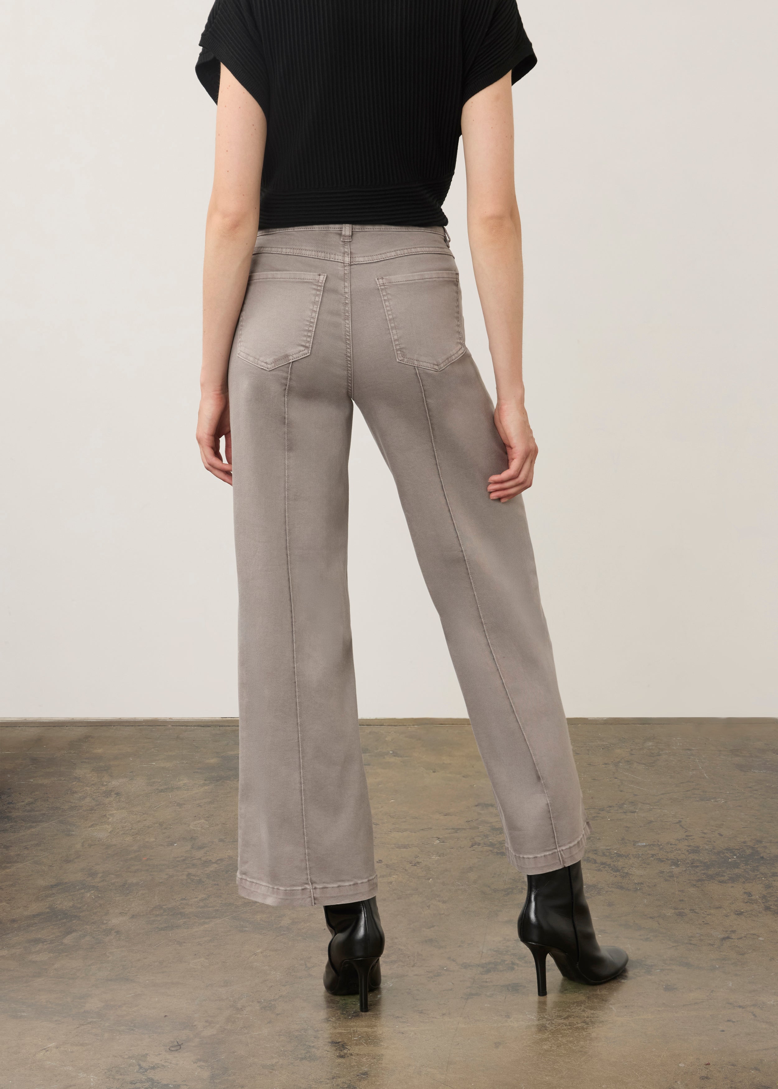 Back view of grey wide-leg denim highlighting patch pockets by French Dressing Jeans (FDJ) par French Dressing Jeans (FDJ)