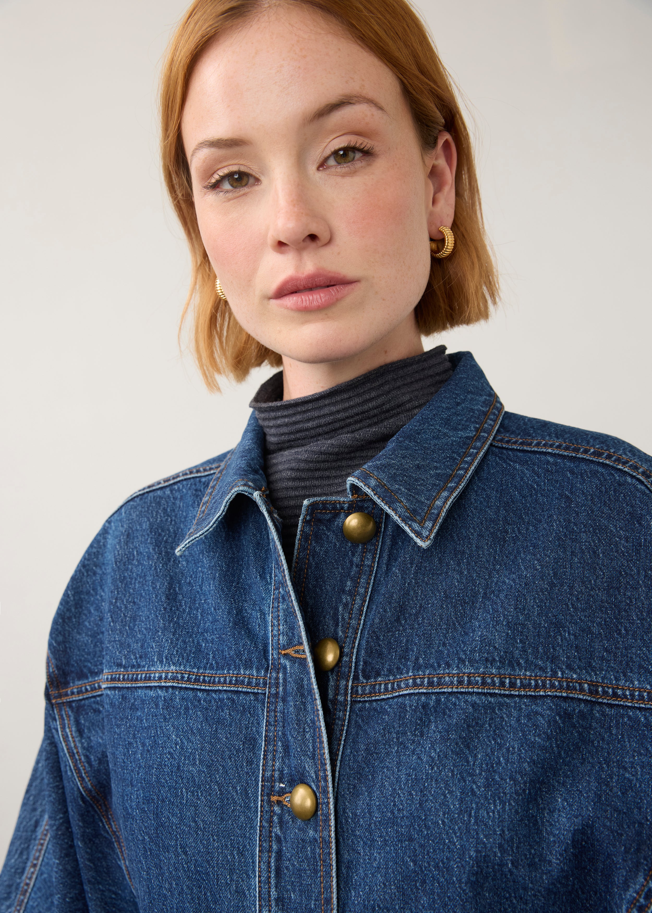Close-up of oversized medium blue utility jacket with brass buttons by French Dressing Jeans (FDJ) par French Dressing Jeans (FDJ)