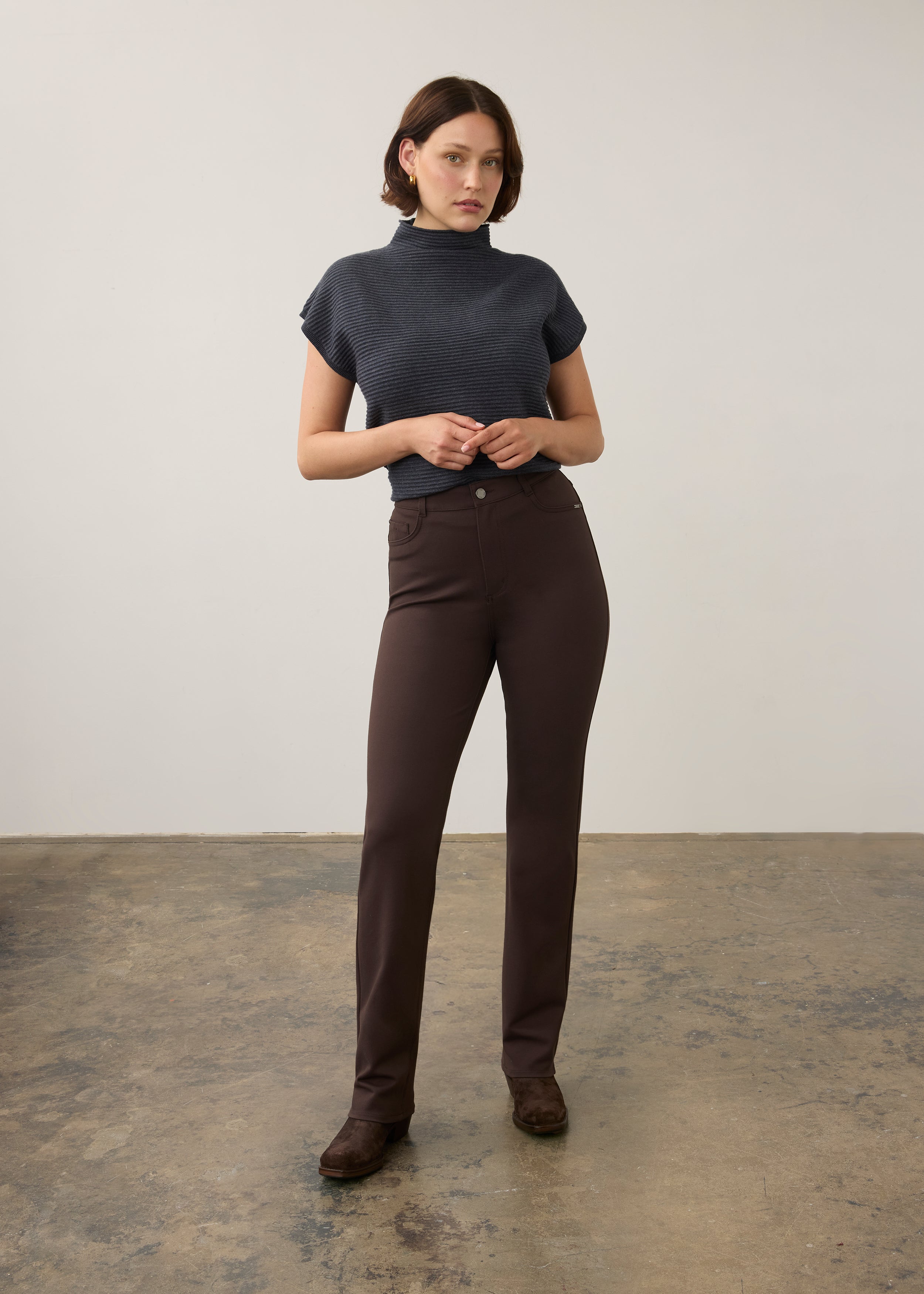 Full view of brown slim-fit pants paired with a dark top and loafers by French Dressing Jeans (FDJ) par French Dressing Jeans (FDJ)
