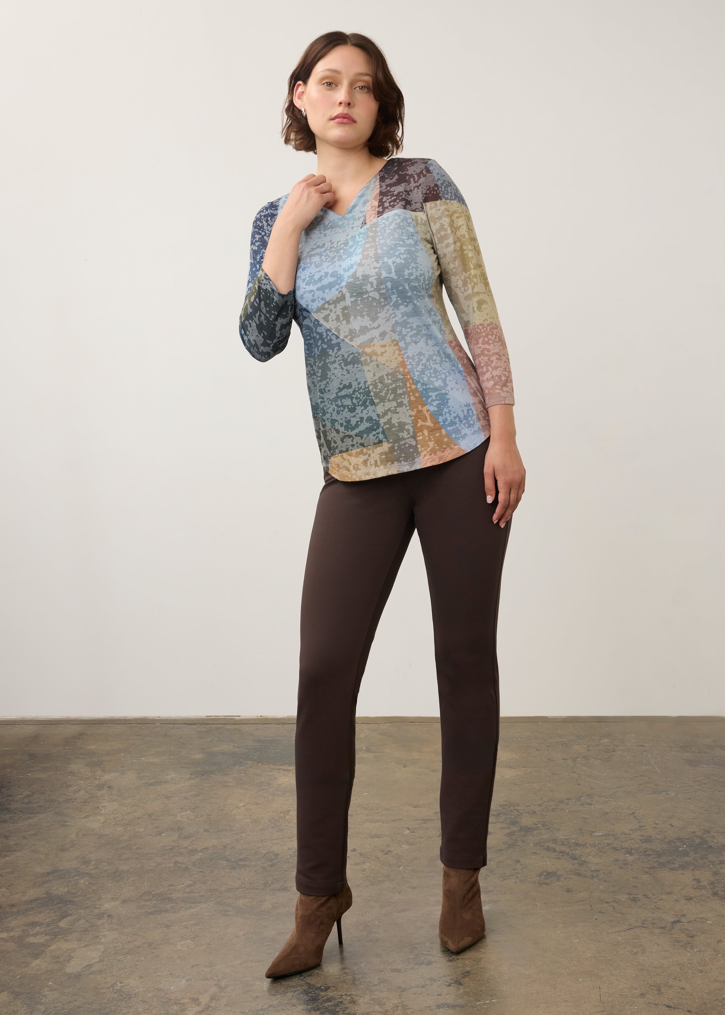 Full view of brown fitted pants paired with a colorful top and heeled boots by French Dressing Jeans (FDJ) par French Dressing Jeans (FDJ)