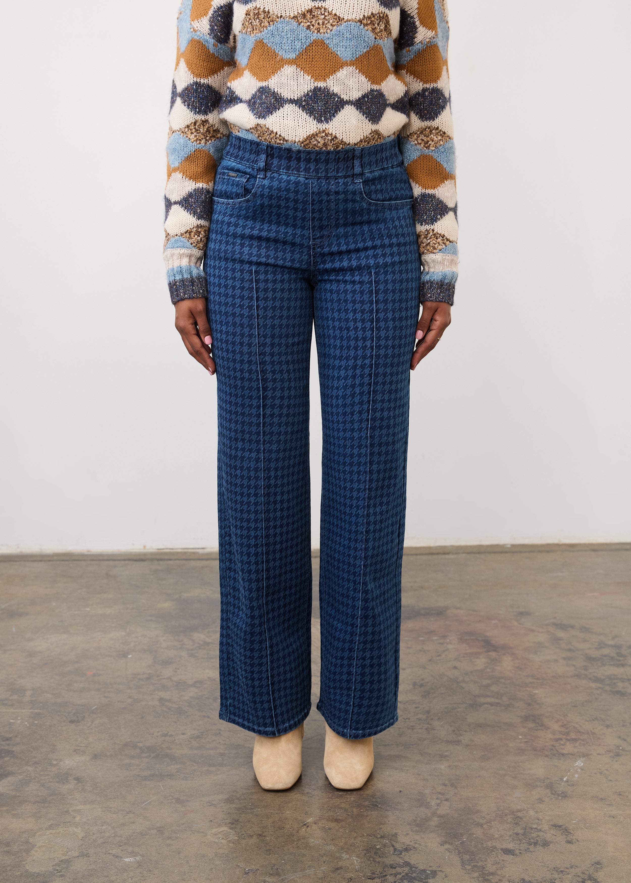 Front close-up of Pull-On Straight Leg Denim in Hout, showing mid-rise waist and front slash pockets by French Dressing Jeans (FDJ)